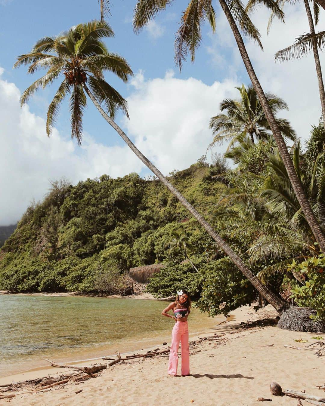 ジュリー・サリニャーナさんのインスタグラム写真 - (ジュリー・サリニャーナInstagram)「Found this hidden gem. 🌴🥥💕」11月18日 6時33分 - sincerelyjules