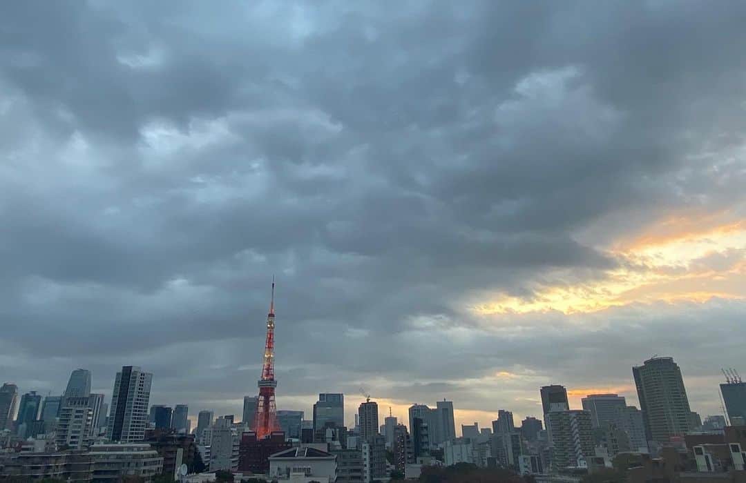 テレ朝newsさんのインスタグラム写真 - (テレ朝newsInstagram)「全国的に天気は下り坂となります。とくに北陸や北日本は強まる雨風に注意が必要です。東日本から西日本は日中日差しの出る所がありますが、夜にかけて広い範囲で本降りの雨になりそうです。  #テレビ朝日#テレ朝#テレ朝news#ニュース#六本木#japan#tokyo#roppongi#tvasahi#news#follow#フォロー#写真#テレビ局#動画ニュース#雨#天気#曇#天気予報#いまそら」11月18日 6時39分 - tv_asahi_news