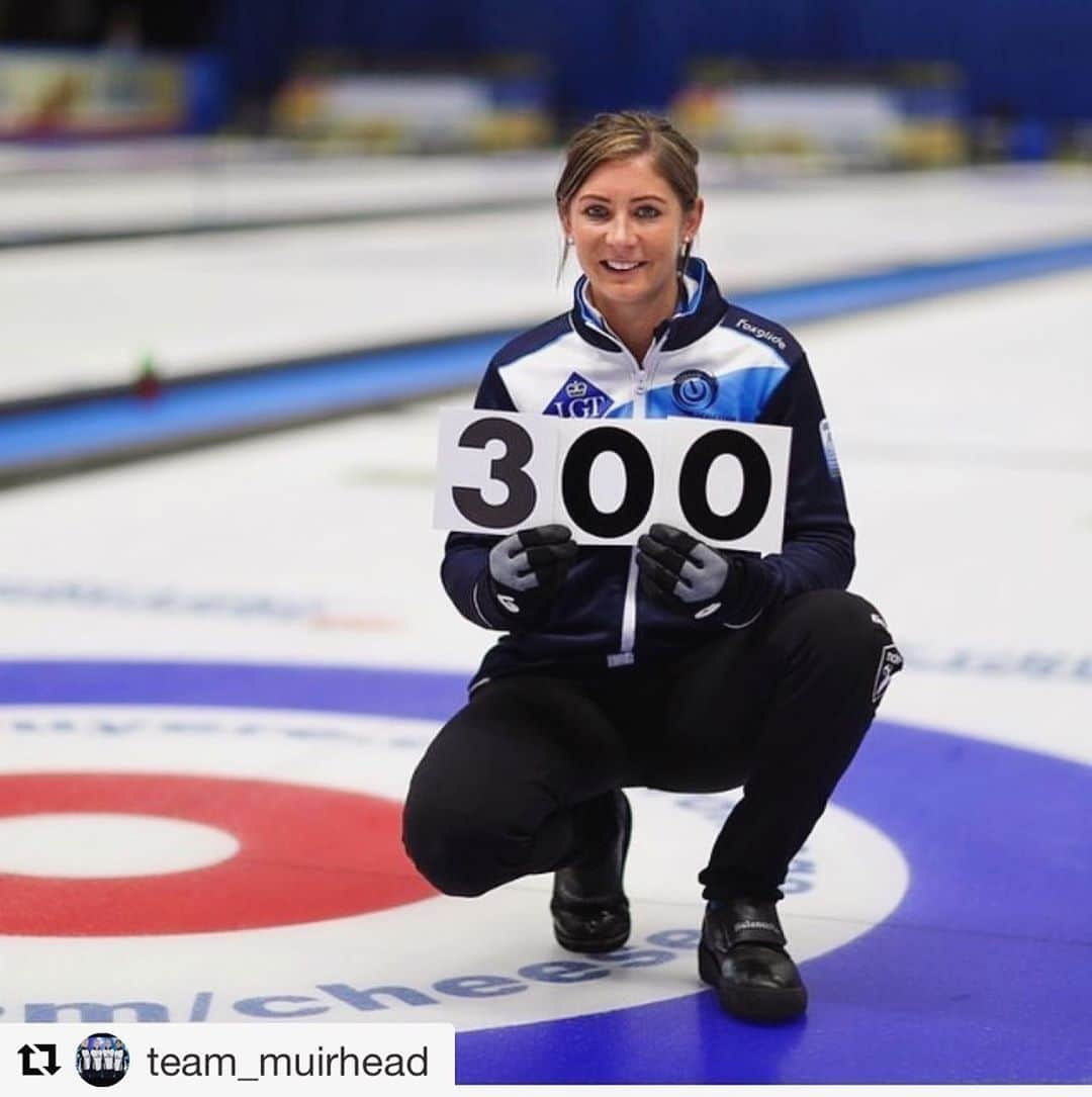 イブ・ミュアヘッドさんのインスタグラム写真 - (イブ・ミュアヘッドInstagram)「#Repost @team_muirhead with @get_repost ・・・ 300th cap representing Scotland and GB tonight at the European Champs for this awesome gal! Nice to mark it with a win! Well done Eve, proud of you! 🏴󠁧󠁢󠁳󠁣󠁴󠁿3️⃣0️⃣0️⃣🇬🇧#teammuirhead #curling #scottishwomeninsport 📸 WCF Richard Gray」11月18日 6時42分 - evemuirhead