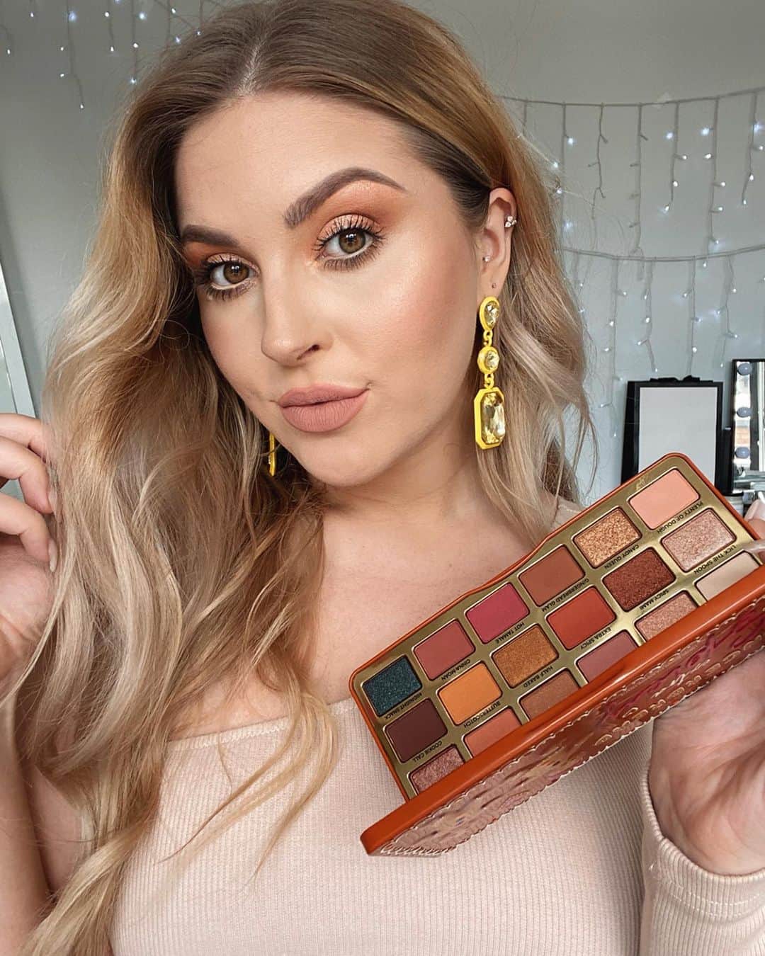 Shannonのインスタグラム：「Wearing @toofaced Better Than Sex Mascara with the new Gingerbread Extra Spicy Eye Shadow Palette! 💕 I used a bunch of the warm shades to create this toasty and cozy eye look 🔥 its the perfect everyday look, or pair it with winged liner for a more dramatic vibe... who's keen for a tutorial? 🥰 #toofacedpartner」