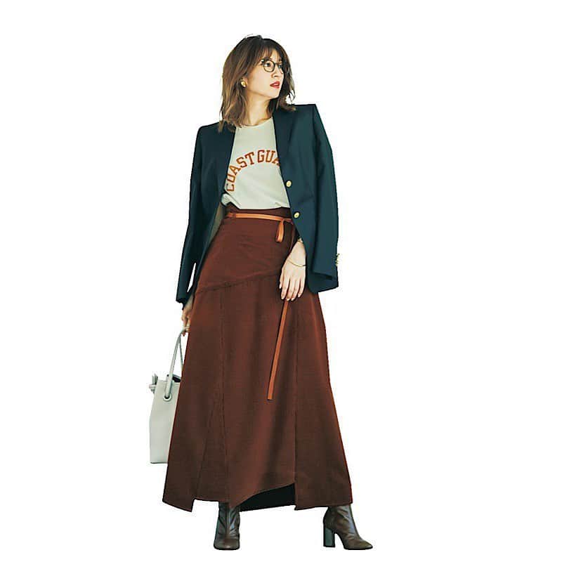 CLASSY公式さんのインスタグラム写真 - (CLASSY公式Instagram)「11月18日(月)、﻿ ﻿ ロングスカートには同系色のショートブーツを﻿ 合わるだけで、一気に旬なスタイルに。﻿ ﻿ 素足が見えないくらいの絶妙バランス感が、﻿ 今年らしいコーデに見せてくれるポイントです。﻿ ﻿ #今日のコーデ﻿ #今日の服装﻿ #スカートコーデ﻿ #ブーツコーデ﻿ #アラサーコーデ」11月18日 7時00分 - classy_mag_insta