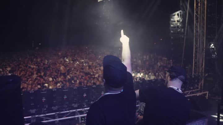 ジ・アストン・シャッフルのインスタグラム：「So hyped to announce our Care a Little Less tour of Australia + Bali! Can't wait to party with you all at some of our fave clubs!」