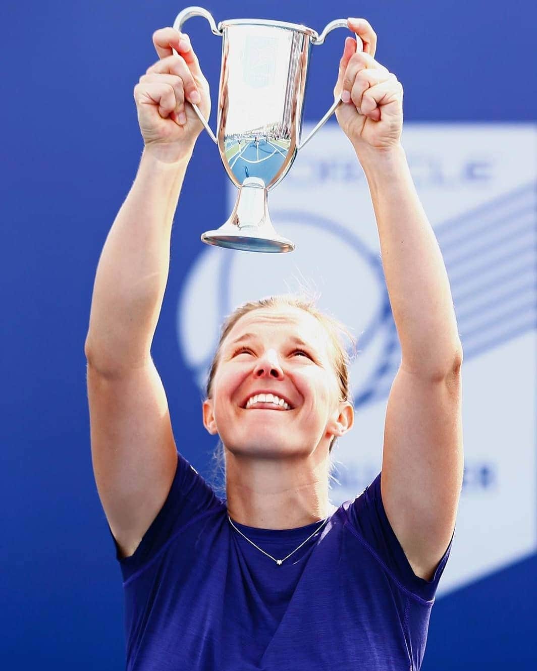 キルステン・フリプケンスのインスタグラム：「B-O-O-O-M 💥🏆 Best feeling there is to finish off the 2019 season! With a title in Houston🏆🥇🍾 🥳  #wta125 #winner #throphy #houston #bestendoftheseason #gratefull #welldeservedholidays」