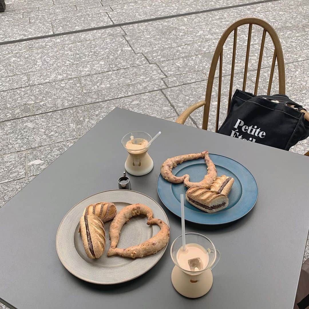 PATRA magazineさんのインスタグラム写真 - (PATRA magazineInstagram)「11/18♡スワイプしてね👉「話題のハートパン♡」⠀ .⠀ ハートの形をした、インスタ映えする可愛いパンが売っているカフェをご紹介🥐♡⠀ .⠀ 他のパンと一緒に写真を撮ってもおしゃれだよ♪⠀ ピクニックするときに持っていくのもおすすめ◎⠀ .⠀ みんなもお店でチェックしてね♡⠀ .⠀ ♡店舗紹介♡⠀ ・bricolage bread & co⠀ ・Le Sucré-Coeur⠀ ・BROWN BAKERY/CAFE/BAR⠀ .⠀ Thank you 🌹⠀ @aichii_i / @yuii_716⠀ @kanasanpo_1106 / @miho_0517⠀ @megu.03_03 / @1mt_mt2⠀ @raakoo02 / ⠀ .⠀ 今女の子の中で流行っているコトやITEMがあればPATRAをタグ付けして教えてね❤︎⠀ 皆さんのすてきな投稿をぜひ紹介させてください！⠀ .⠀ #patra  #パン #話題のお店 #パン屋さん #パン屋巡り #穴場スポット #美味しい #インスタ映え #フォトジェニック #おしゃれ #大阪カフェ #六本木カフェ #ハート型  #カフェ巡り #都内カフェ #東京カフェ #おしゃれ #一度は試したい #食べてみたい #朝活 #朝カフェ #人気 #話題 ⠀ ⠀」11月18日 7時30分 - patra__jp