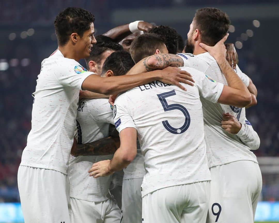 ラファエル・ヴァラーヌさんのインスタグラム写真 - (ラファエル・ヴァラーヌInstagram)「1er du groupe !👌🏾⚽️🇫🇷 #Euro2020 #TeamVarane @equipedefrance」11月18日 7時48分 - raphaelvarane