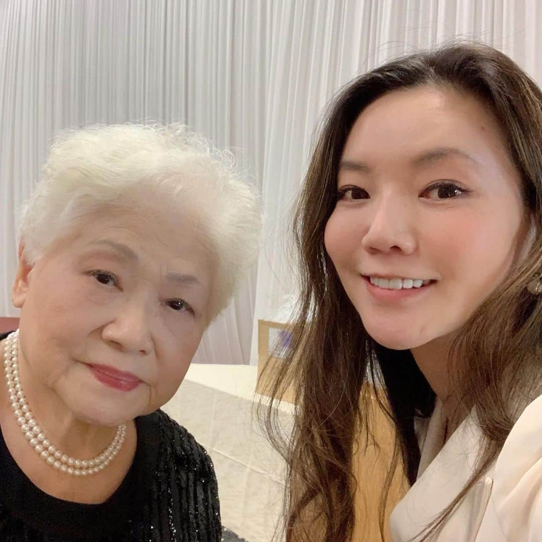 和央ようかさんのインスタグラム写真 - (和央ようかInstagram)「Back in Tokyo 🇯🇵Love Japan 🇯🇵 😍😍😍 Went to my high school reunion 🏫 ...📸with my mentor 👩🏼‍🏫😍 ただいま東京🇯🇵ただ今日本🇯🇵😍帰ってきたよ😊 やはり日本は最高🇯🇵👍 早速我が大好きな母校  大阪帝塚山学院の東京同窓会に🏫❤️写真はお誘い下さった大好きな恩師、斎藤先生👩‍🏫と😍本当にずーっとお変わりない🤗🤗皆様と学院の院歌や祝歌を歌ったり学院の素晴らしい近況を伺えたり、先輩や久しぶりに同級生😘にも会えたり、素敵な時に参加😘私はこの学院の卒業生である事を本当に誇りに思っています🙏😘さあ、出来る限り日本楽しまなきゃ🇯🇵 #帝塚山学院 #同窓会 #takakoworldstylin🌎 #yokawao #lifestyle #tezukayamagakuin  #和央ようか #reunion」11月18日 7時47分 - yokawao0215