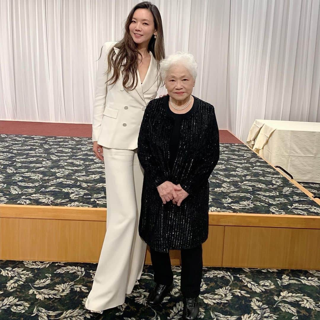 和央ようかさんのインスタグラム写真 - (和央ようかInstagram)「Back in Tokyo 🇯🇵Love Japan 🇯🇵 😍😍😍 Went to my high school reunion 🏫 ...📸with my mentor 👩🏼‍🏫😍 ただいま東京🇯🇵ただ今日本🇯🇵😍帰ってきたよ😊 やはり日本は最高🇯🇵👍 早速我が大好きな母校  大阪帝塚山学院の東京同窓会に🏫❤️写真はお誘い下さった大好きな恩師、斎藤先生👩‍🏫と😍本当にずーっとお変わりない🤗🤗皆様と学院の院歌や祝歌を歌ったり学院の素晴らしい近況を伺えたり、先輩や久しぶりに同級生😘にも会えたり、素敵な時に参加😘私はこの学院の卒業生である事を本当に誇りに思っています🙏😘さあ、出来る限り日本楽しまなきゃ🇯🇵 #帝塚山学院 #同窓会 #takakoworldstylin🌎 #yokawao #lifestyle #tezukayamagakuin  #和央ようか #reunion」11月18日 7時47分 - yokawao0215