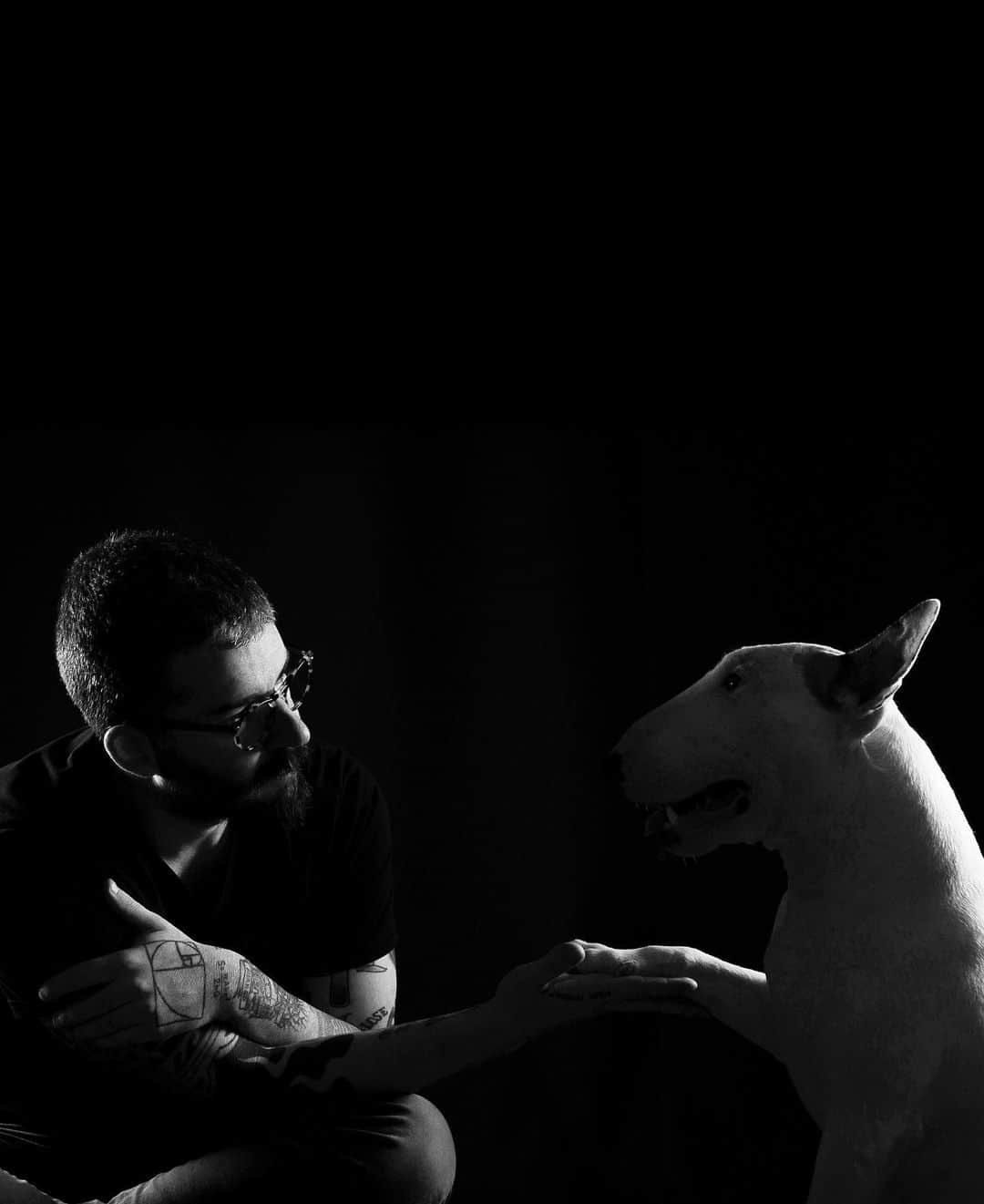 ラファエルのインスタグラム：「good thing of be autistic and having a dog: I was unable to socialize with people and so I spent a lot of time looking at Jimmy and it was easy to start imagine drawings around him . bad thing about be autistic and have a dog: I was unable to socialize with people (and their dogs) and so Jimmy learned that I was his only joy. Since there, Im doing my best to keep him happy and I hate myself every time I am tired to play with him or do not understand what he wants to do for joy 😶」