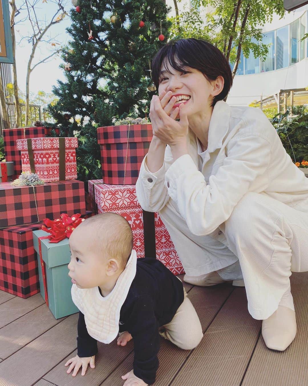 平山奈美のインスタグラム：「もうすっかりx'mas仕様🎄 .  #クリスマス #クリスマスツリー #息子 #親子 #男の子ベビー #男の子ママ #男の子コーデ #男の子ママ #ママコーデ #コーデュロイ #セットアップ #白コーデ #ユニクロ #プチプラ #母ちゃん #ショート #ハンサムショート #おハゲ #8カ月 #思い出 #育児日記 #赤ちゃんのいる暮らし」