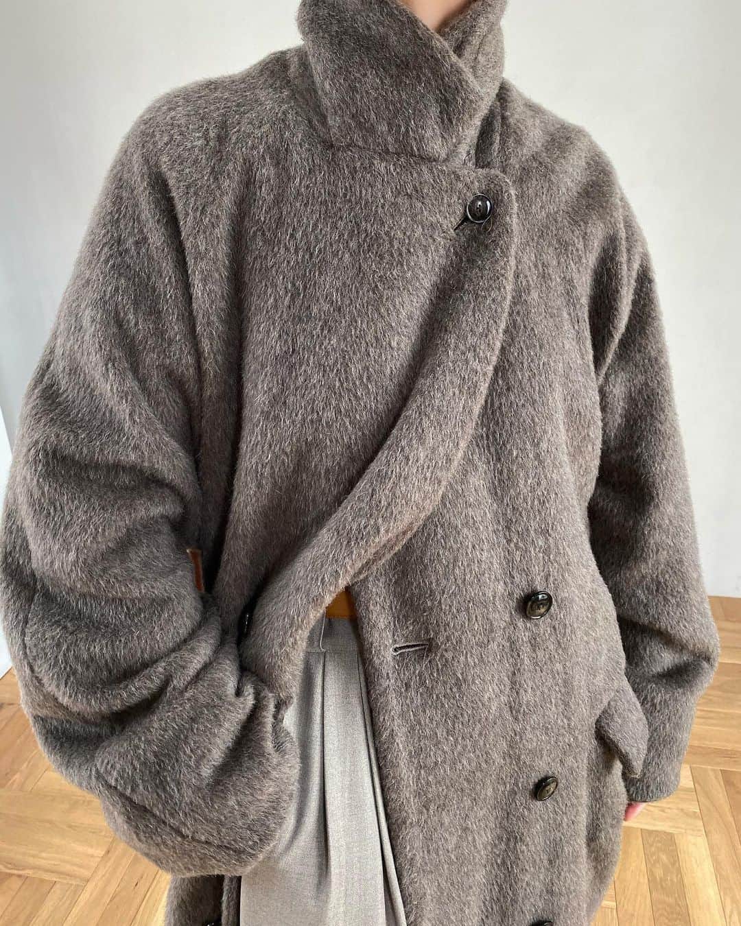 松本恵奈さんのインスタグラム写真 - (松本恵奈Instagram)「「おやすみ💤」の前に、私がどーしても着たくて作ったコートのご紹介だけさせて下さい♡シャギーの風合いと色味にすごく拘ったロングコート。ゆるーい雰囲気でとっても可愛いです◎1番上のボタンまで閉めて着るスタイルもオススメだよ！20日発売なんだけど私は着ているブラウンをすでにオーダー済みです。笑　グレイッシュなベージュですごくオススメ◎ #clane #longcoat #claneweb #enamustbuy」11月17日 22時55分 - ena1123