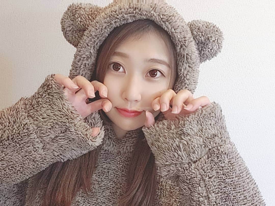 橘亜李彩のインスタグラム：「くまさん🐻  GUの部屋着のマシュマロフィール ラウンジウェアが優秀すぎる！！ これは「マシュマロフィールクマミミパーカラウンジセット」なんだけど、ふわふわもちもちで肌触り最高だし、とにかく暖かいし、くまみみ可愛いし、それでいて2490円と超お得😳  ベージュとブラウンを色違いで買ってきた！  冬ヘビロテするぞー！ . . . . . . #gu #ジーユー #部屋着 #ルームウェア  #くまみみ #もこもこ #フォロワー募集」