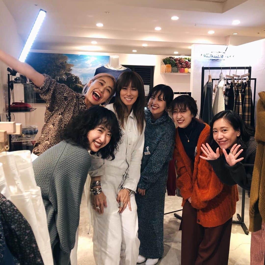 のインスタグラム：「CITYSHOP新宿店  お越しいただいた皆さまありがとうございました 片山ちゃんをはじめスタッフのみんなにもたくさん刺激をいただきました♡  サイズでお選びいただくのではなくどう着たいかで本当に変わってきますので(今日も皆さん本当に悩まれてました)是非店頭でお試しください！！ #swellvtg #cityshop #つなぎは柔らか素材で肩が凝らないし #実は真っ白じゃなくて限りなくグレーに近い白 #実際に真っ白のツナギなんてなかなか着れない #こんな絶妙な色絶対ないでしょ #パンツはダック地のハリがキレイに見せてくれるし　#試着される方は100パーセント購入される」
