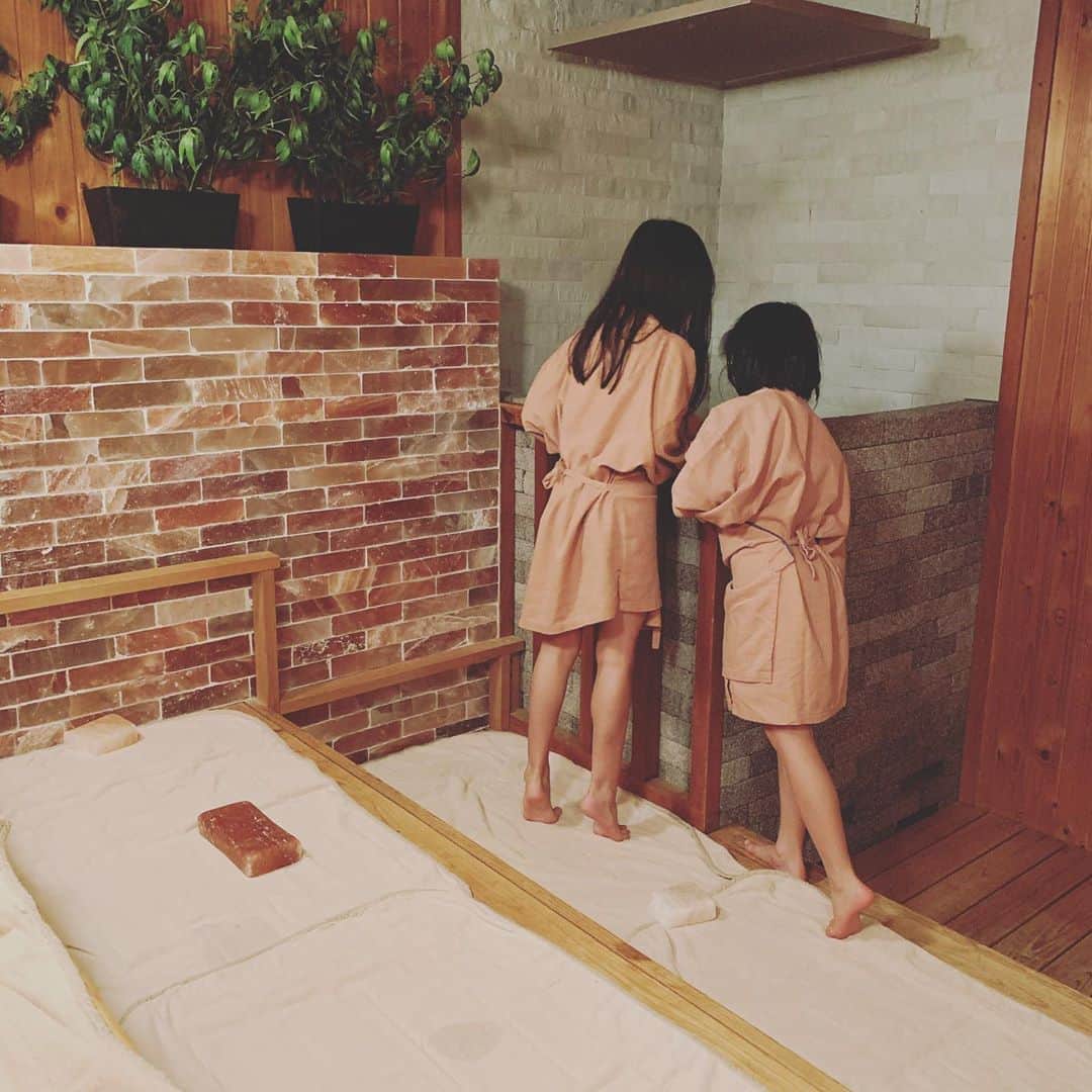 のインスタグラム：「女の子（娘たちとスパ。 初めてのサウナ。 男の子（息子たちとは カードゲーム屋に ラーメンに。 対等に語れるし、 会話は新鮮だし 可愛いしクールだし。 #育児 セカンドシーズン。 フツーに一緒に遊べる 楽しさが最高✨✨✨ #小学生　#素敵な年頃」