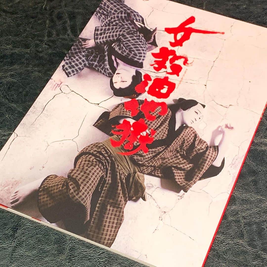 eclat.magazineさんのインスタグラム写真 - (eclat.magazineInstagram)「十代目松本幸四郎襲名記念シネマ歌舞伎「女殺油地獄」。東京国際映画祭にシネマ歌舞伎として初出品されていたのですが、私は東劇にて観てきました！ 上映後に幸四郎さんのトークショーのある回だったので、ほかのお客様も上演前からウキウキ顔。﻿ ﻿ 昨年7月、大阪・松竹座でこの演目を観たのですが、その感動が蘇りつつもまったく別物でした。なぜなら、舞台中継の画角だけで構成しておらず、シネマ歌舞伎用に撮り下ろして編集しているから。﻿ ﻿ いちばん緊張感走る大詰の殺しの場面は、なんと、通しの舞台稽古と同じ日に撮影したと聞き驚き！ しかも井上昌典監督のリクエストで、義太夫の音楽なしで撮影したと聞き、さらに驚き！  幸四郎さんと猿之助さんのすべての動きは音にぴったり合っていたのに。台詞と息遣い、油のしたたる音、スローモーションの映像美……舞台とはまた違う世界に心奪われました。﻿ ﻿ 「生で見るよりも面白いものに生まれ変わるかどうかが映画化の基準」と幸四郎さんがおっしゃるだけあり、歌舞伎ファンのみなさま、ぜひ映画館で改めてご覧くださいませ💖（副編K藤）﻿ ﻿ #十代目松本幸四郎  #四代目市川猿之助  #シネマ歌舞伎 #シネマ歌舞伎女殺油地獄  #雑誌エクラ #エクラ」11月17日 22時52分 - eclat.magazine