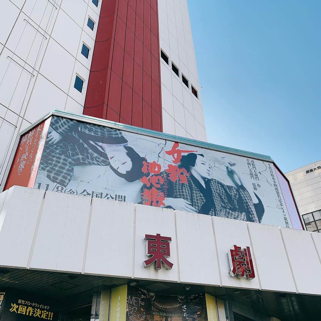 のインスタグラム：「十代目松本幸四郎襲名記念シネマ歌舞伎「女殺油地獄」。東京国際映画祭にシネマ歌舞伎として初出品されていたのですが、私は東劇にて観てきました！ 上映後に幸四郎さんのトークショーのある回だったので、ほかのお客様も上演前からウキウキ顔。﻿ ﻿ 昨年7月、大阪・松竹座でこの演目を観たのですが、その感動が蘇りつつもまったく別物でした。なぜなら、舞台中継の画角だけで構成しておらず、シネマ歌舞伎用に撮り下ろして編集しているから。﻿ ﻿ いちばん緊張感走る大詰の殺しの場面は、なんと、通しの舞台稽古と同じ日に撮影したと聞き驚き！ しかも井上昌典監督のリクエストで、義太夫の音楽なしで撮影したと聞き、さらに驚き！  幸四郎さんと猿之助さんのすべての動きは音にぴったり合っていたのに。台詞と息遣い、油のしたたる音、スローモーションの映像美……舞台とはまた違う世界に心奪われました。﻿ ﻿ 「生で見るよりも面白いものに生まれ変わるかどうかが映画化の基準」と幸四郎さんがおっしゃるだけあり、歌舞伎ファンのみなさま、ぜひ映画館で改めてご覧くださいませ💖（副編K藤）﻿ ﻿ #十代目松本幸四郎  #四代目市川猿之助  #シネマ歌舞伎 #シネマ歌舞伎女殺油地獄  #雑誌エクラ #エクラ」