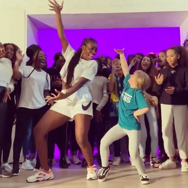 ジェイソン・デルーロのインスタグラム：「This video could end racism. Where she learn to dance like that?」