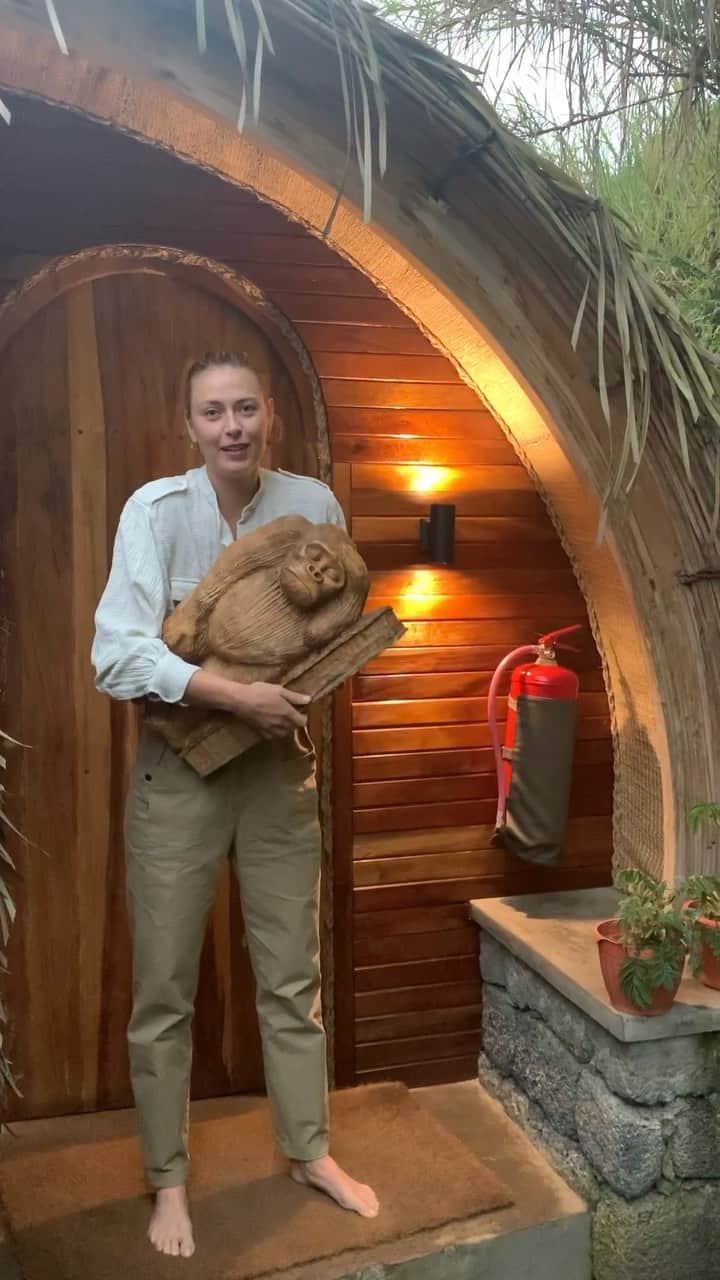 マリア・シャラポワのインスタグラム：「Any room tour that begins with a monkey DND sign is going to be a goodie. On a separate note, is the videographer a keeper? Seems to be asking for some air time 😉. Rwanda, we miss you 😔」