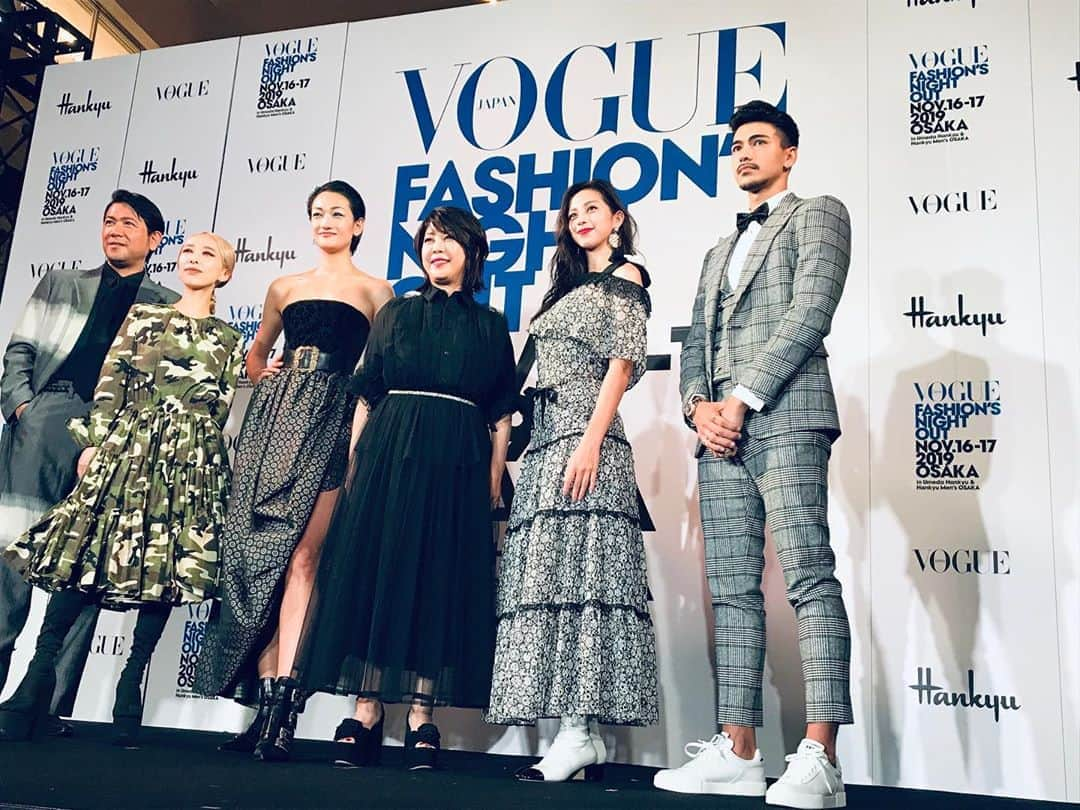 中条あやみさんのインスタグラム写真 - (中条あやみInstagram)「VOGUE FASHION'S NIGHT OUT に参加させて頂きました！ FASHIONを大阪の皆さんと一緒に楽しむ事ができて嬉しかったです☺️ アルバムを作ってきてくれたり　ボードを持って参加してくれたり　お手紙だったりみんなの愛を感じました💓　ありがとう！」11月17日 23時06分 - nakajo_ayami