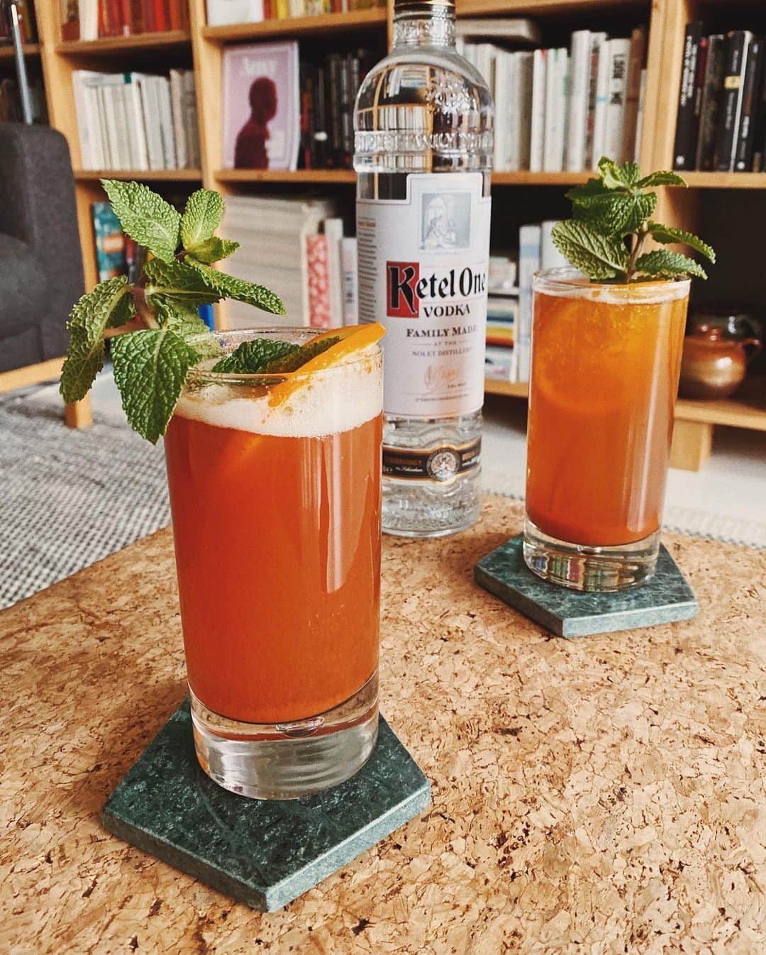 STIL IN BERLINのインスタグラム：「{Werbung / Ad} Do you know how obsessed I am with rose hip at the moment? Only this year I discovered how to make use of this pretty but somehow intimidating fruit, and now I’m working my way through the options. So here’s a drink you will want to try.  The idea for this recipe came up with @ketelone - we talked about what is in season right now. Because while there’s a lot of cabbage and roots, the fruit season is over. Except for, you guessed it, rose hip! Seasonality is very much on the mind of Ketel One. Now in its 11th generation, the honest Dutch family business shows other drink production companies how to produce better, and create more awareness against waste.  One big advantage of rose hip is that you can forage it from many places in the city. And you don’t need much to make the syrup for this vodka soda. It’s astonishingly easy, I made it from two handful of fresh fruits and local honey (see my stories for details), combined 2cl of it with 4cl of KetelOne vodka and added soda. Some mint and orange for garnish and there you go – a very autumnal, vibrant drink that joins sweet and sour.  #familyyoumake #ketelone #drinkresponsibly」