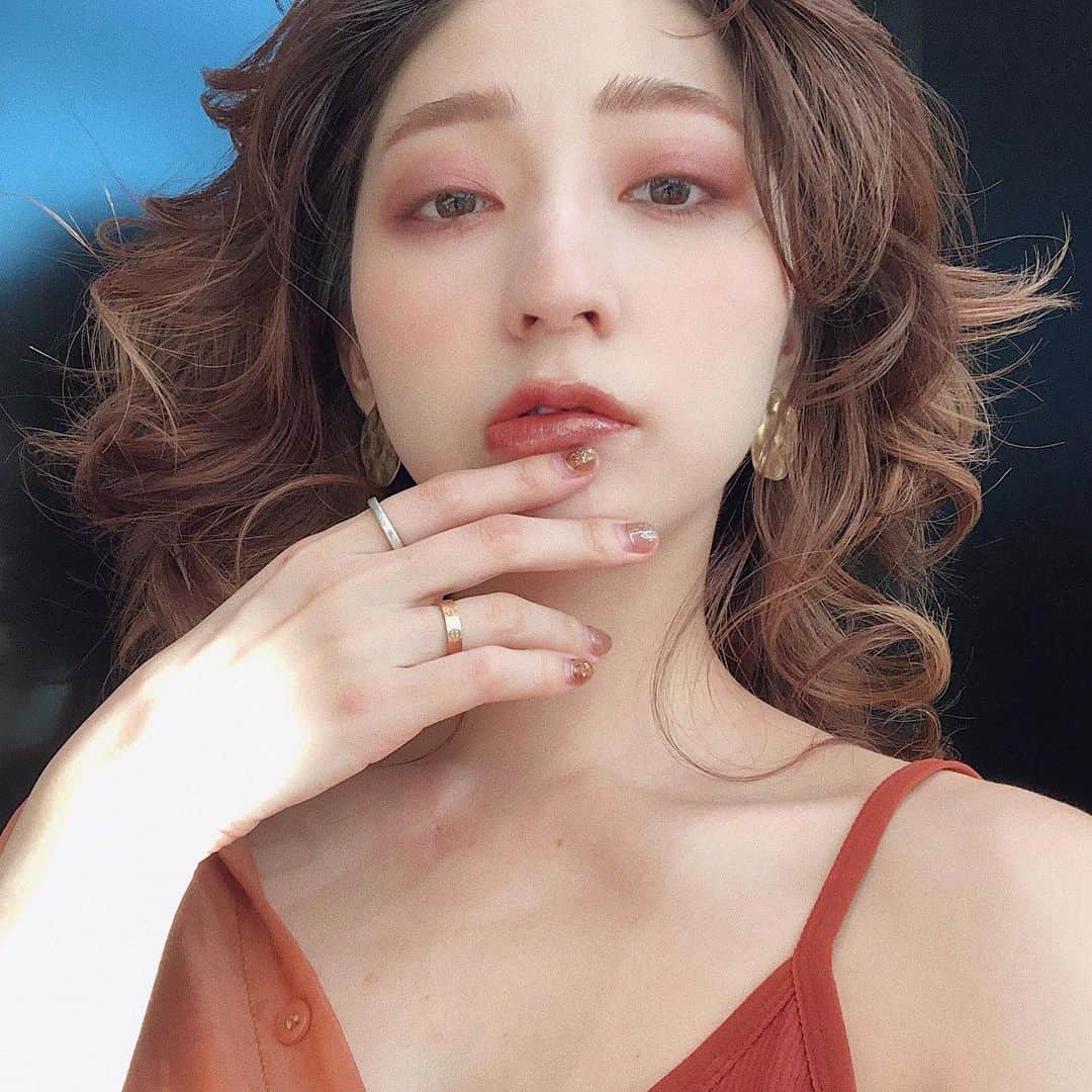 のインスタグラム：「撮影用セルフmake💄 . まつ毛の存在感を消すために、ピンク系のシャドウにピンクのマスカラを合わせたメイク、、ピンクマスカラはこの写真じゃわかりにくいしまた別で紹介します〜 . #アイシャドウ ▶︎▶︎ @borica_plump #美容液ケアアイシャドウ シルキーグロウ 04 . #チーク ▶︎▶︎ My Little Beauty  クリームチークカラー NBX042 . #リップ ▶︎▶︎ @suqqu_official #モイスチャーリッチリップスティック 111(限定色) . #hitomi_make #メイク #メイクアップ  #コスメ #コスメ紹介 #デパコス #アイブロウ #カラーメイク #カラーマスカラ #ブラウンリップ」