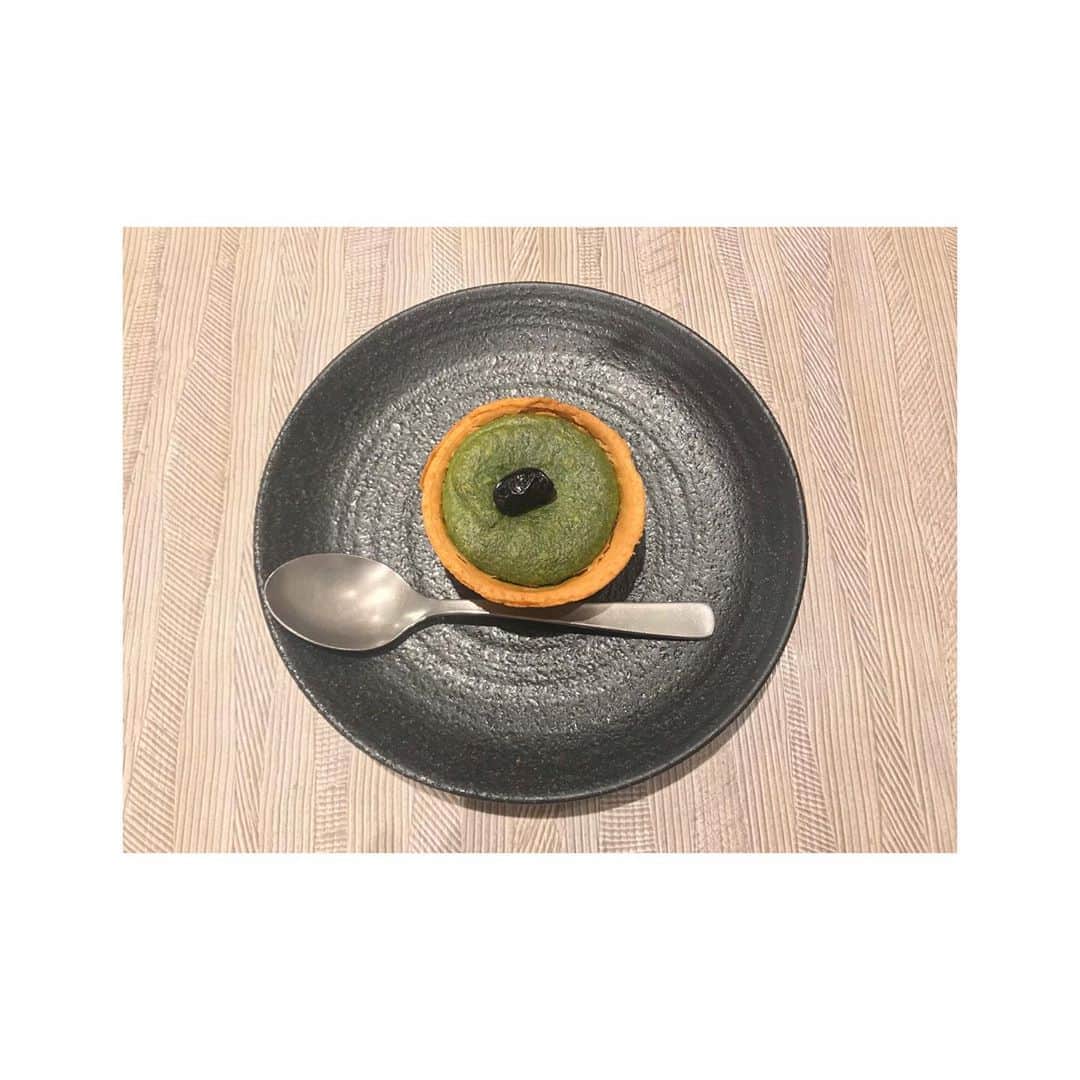 森脇加奈子のインスタグラム：「． 抹茶のチーズタルト🐱🍵 ． ． 暖かかいチーズタルト、美味でございました… タルトはクッキーってよりもパイ生地くらい軽くていくつも食べれちゃいそだった🐷 もちろん一個でやめた(ง ˙˙)ง 笑 ． ． ． 実は豆が苦手で…笑  黒豆は友人に譲りました🤭 好き嫌い良くないね、のんびり治します🌱 ． #抹茶 #チーズタルト  #池袋」