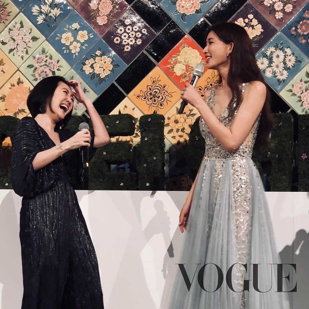 Vogue Taiwan Officialさんのインスタグラム写真 - (Vogue Taiwan OfficialInstagram)「#Vogueceleb﻿ ﻿ 國際巨星與台灣第一美的合照，根本是時尚大片來著！今天說不想搶新娘林志玲 @chiling.lin 風采的小S @elephantdee 穿了露美背的禮服，笑說不小心又太美了！ ﻿ ﻿ 小S感性地說，很謝謝志玲每次在她開玩笑時，都能用高EQ的方式回應，讓場子變得很開心，正經話一講完，又問志玲，你老公眉毛是你修的嗎？讓大家笑翻。﻿ ﻿ #林志玲 #黑澤良平 #akira #exileakira #linchiling #小S #徐熙娣﻿ ﻿ 🖊#sandyis3d」11月17日 23時15分 - voguetaiwan