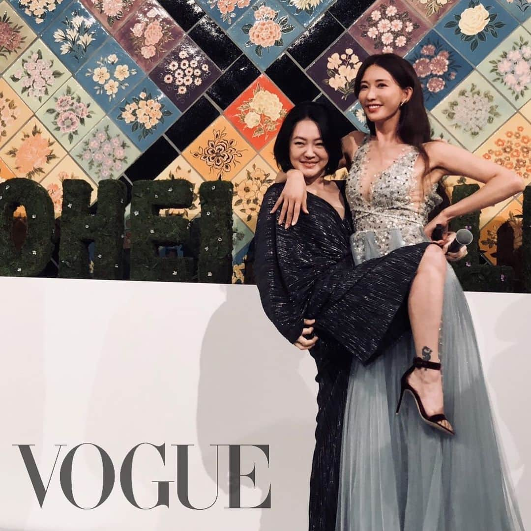 Vogue Taiwan Officialさんのインスタグラム写真 - (Vogue Taiwan OfficialInstagram)「#Vogueceleb﻿ ﻿ 國際巨星與台灣第一美的合照，根本是時尚大片來著！今天說不想搶新娘林志玲 @chiling.lin 風采的小S @elephantdee 穿了露美背的禮服，笑說不小心又太美了！ ﻿ ﻿ 小S感性地說，很謝謝志玲每次在她開玩笑時，都能用高EQ的方式回應，讓場子變得很開心，正經話一講完，又問志玲，你老公眉毛是你修的嗎？讓大家笑翻。﻿ ﻿ #林志玲 #黑澤良平 #akira #exileakira #linchiling #小S #徐熙娣﻿ ﻿ 🖊#sandyis3d」11月17日 23時15分 - voguetaiwan