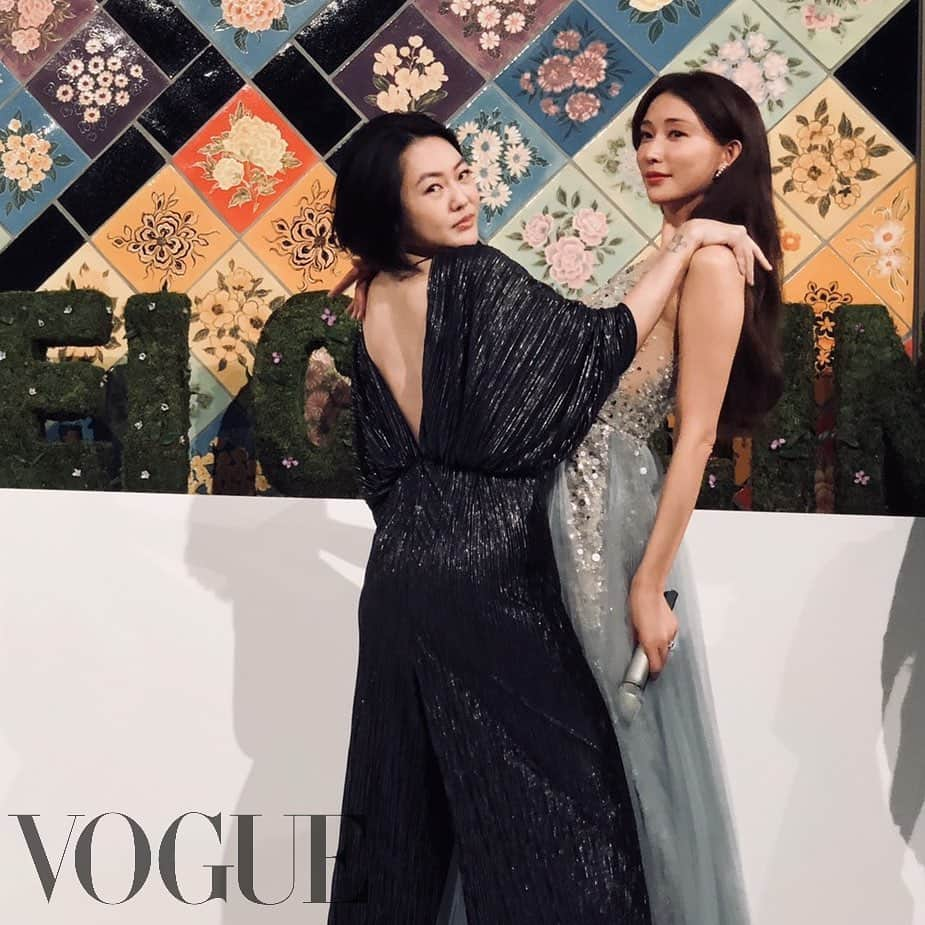 Vogue Taiwan Officialさんのインスタグラム写真 - (Vogue Taiwan OfficialInstagram)「#Vogueceleb﻿ ﻿ 國際巨星與台灣第一美的合照，根本是時尚大片來著！今天說不想搶新娘林志玲 @chiling.lin 風采的小S @elephantdee 穿了露美背的禮服，笑說不小心又太美了！ ﻿ ﻿ 小S感性地說，很謝謝志玲每次在她開玩笑時，都能用高EQ的方式回應，讓場子變得很開心，正經話一講完，又問志玲，你老公眉毛是你修的嗎？讓大家笑翻。﻿ ﻿ #林志玲 #黑澤良平 #akira #exileakira #linchiling #小S #徐熙娣﻿ ﻿ 🖊#sandyis3d」11月17日 23時15分 - voguetaiwan