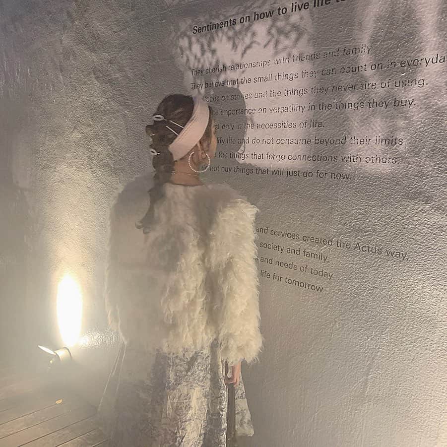 林田沙綾さんのインスタグラム写真 - (林田沙綾Instagram)「♡ かわいいじゃすが手掛ける ブランド @_veil_official の アクセでかわいくヘアアレンジした💓 アウターは @swankiss_official で 発売中のもはもはアウター💕💕 ゆきんこになれるよ🍰🦔🦔🦔 ： #Swankiss#outfit #veil」11月17日 23時15分 - saaya.xoxo