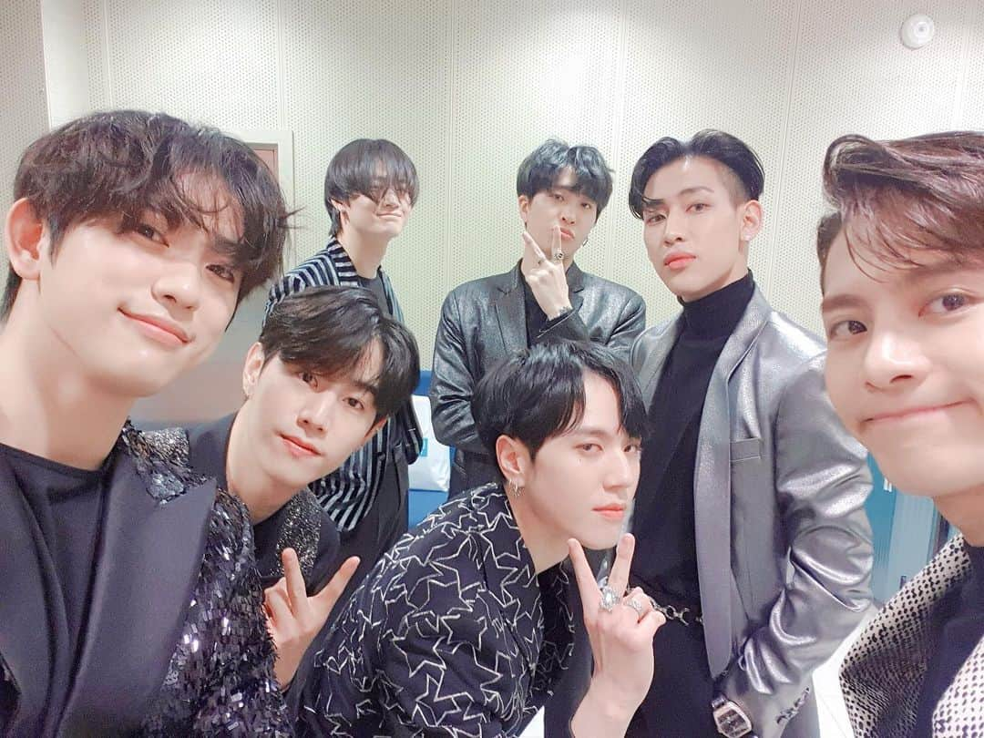 GOT7さんのインスタグラム写真 - (GOT7Instagram)「[ #GOT7NOW ] 같은 꿈 같은 추억들 안고 함께 가는 우리! 앞으로도 우리만의 추억 함께 만들어가요💚 갓나잇!🐥👋 ‪#GOT7 #갓세븐 ‪#IGOT7 #아가새 ‬ ‪#GOT7_CallMyName ‬ ‪#GOT7_니가부르는나의이름 ‬ ‪#GOT7_YouCallingMyName」11月17日 23時16分 - got7.with.igot7