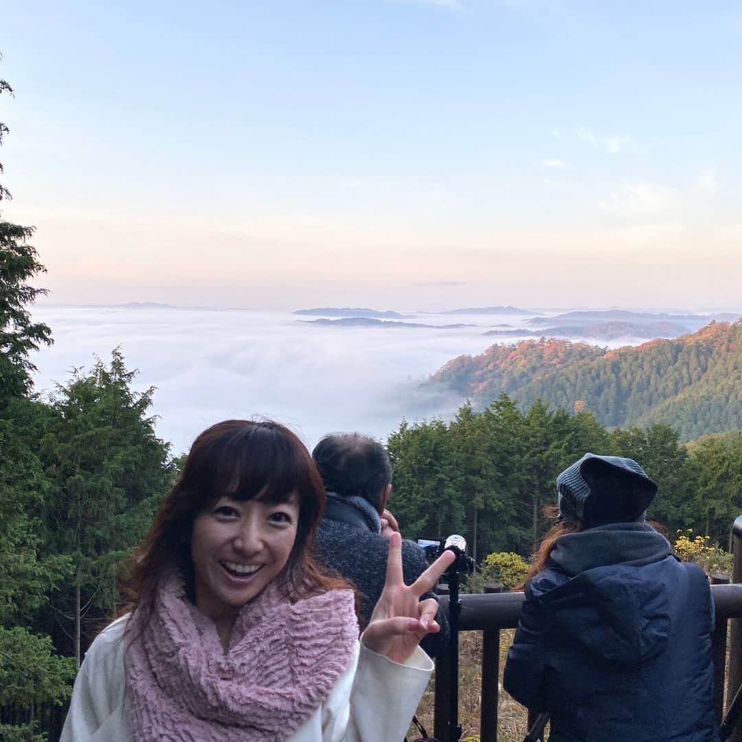 佐藤彩さんのインスタグラム写真 - (佐藤彩Instagram)「この週末は、大阪からちょっと足を延ばして、岡山と広島の友人たちに会ってきました😃  昨日は広島…なのですが、その話はたくさん写真があるので、明日ゆっくりアップしますね。  今朝は、岡山の友人と、備中松山城を見てきましたよ😊  雲海に浮かぶ天空の城…とも言われていて、一度見てみたかったこの景色✨  凛とした空気のなかで見られた幻想的な光景に感動しました☺️ 展望台に到着したのは朝6時半頃でしたが、すでにたくさんの人たち…30〜40人くらいいたでしょうか。すごいカメラの方たちがいっぱい！ 中には朝5時からいるという方までいました！  紅葉の季節でもありますし…雲海とお城という絶妙なコラボレーションをカメラに収めるにはピッタリな日だったのかもしれません🍁  このように秋を味わって、札幌に戻ると…雪景色⛄️ こんもりと積もってますねぇ…❄️ 昼間は上着なしでもいられた瀬戸内の気候を懐かしみつつ、明日からは冬仕様でこの時期の札幌を楽しみます✨  #岡山 #備中松山城　 #備中松山城展望台 #雲海 #雲海に浮かぶ天空の城 #幻想的な光景  #旅好き #HBC #アナウンサー #佐藤彩」11月17日 23時17分 - hbc_ayasato