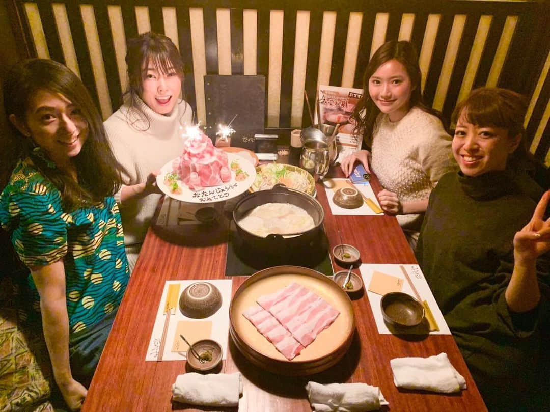 のインスタグラム：「今日は幼なじみ会！！ 京都デートしてリムジンパーティして 肉ケーキでゆりかのお誕生日祝い💕 . 29歳おめでとう〜☺️💓 みんなで集まるのホンマに大切やわ🥺 . 幼なじみの受け入れ能力凄すぎて 甘えてばかりですわ( ´ •̥ ̫ •̥ ` ) . とりあえず 私は東京女子図鑑にならないように 恋活再開しよっかな🥺💓💓 .」