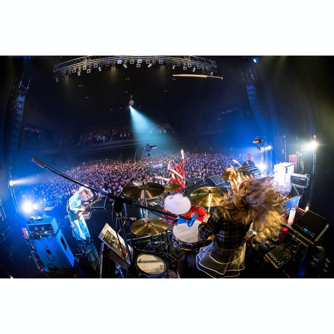 SCANDALさんのインスタグラム写真 - (SCANDALInstagram)「2019.11.17  SCANDAL TOUR 2019 "SCANDALの対バンツアー" at Zepp Osaka Bayside 1.最終兵器、君 2.エレクトリックガール 3.瞬間センチメンタル 4.マスターピース 5.LOVE SURVIVE 6.声 7.STANDARD 8.Fuzzy 9.Flashback No.5 10.テイクミーアウト  11.SCANDAL BABY photo by @takeshiyao  #scandal #scandalの対バンツアー」11月17日 23時30分 - scandal_band_official