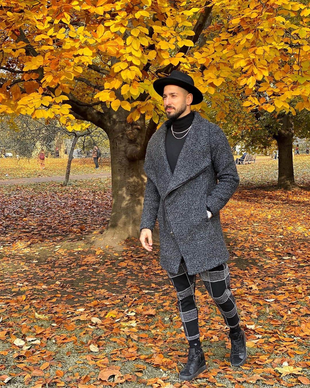 アルバロ・バディージョのインスタグラム：「Autumn in London. 🍂」