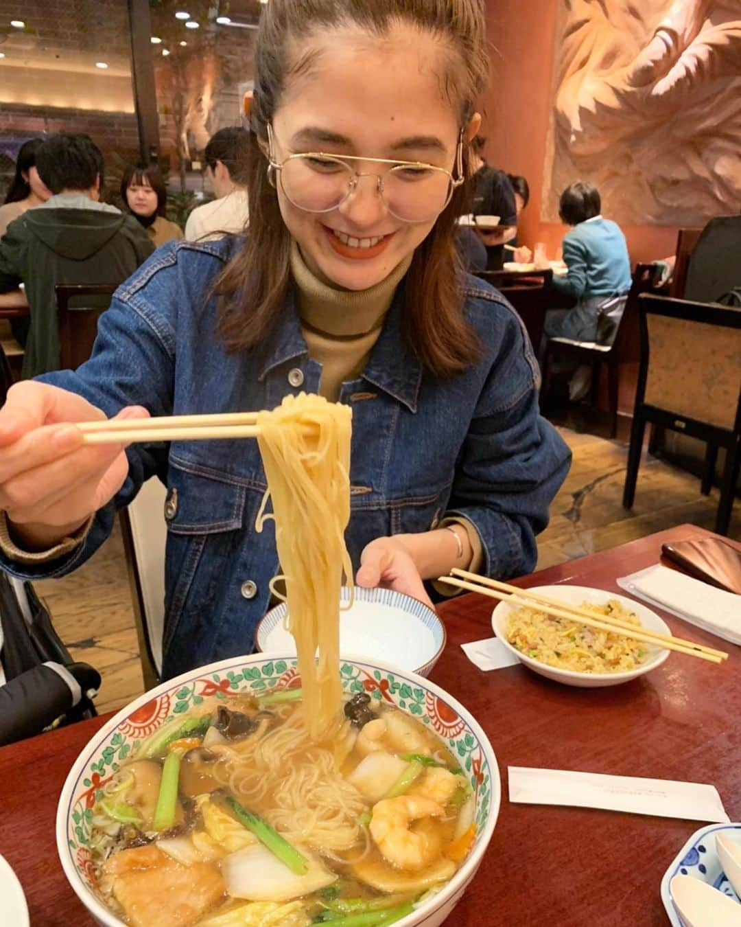 片桐ゆたかさんのインスタグラム写真 - (片桐ゆたかInstagram)「. 久しぶりのふーみん🍜 . . この五目うまにそばのあんが 寒い日の体に染みるんだよなあ☺️ . . ふーみんといえばの"納豆チャーハン"も食べれて 満腹幸福✌️❤️ . . denim jacket #moname . #骨董通り#ふーみん#五目うまにそば#納豆チャーハン #片桐ゆたか#yutakakatagiri」11月17日 23時35分 - yutaka_katagiri