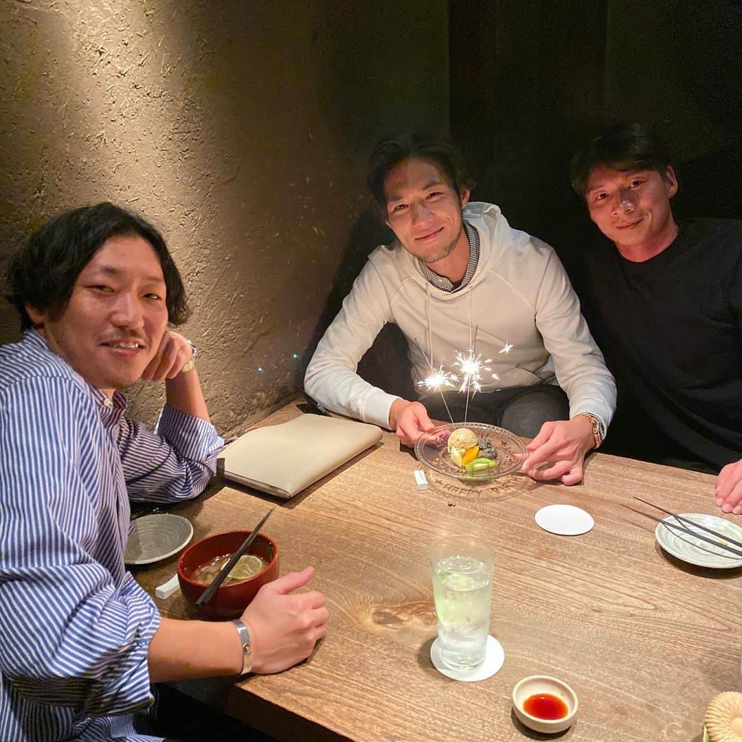 谷正人のインスタグラム：「今夜は久々の会。 健勇、誕生日おめでとう！ ACL頼むよ！　#杉本健勇　#長澤和輝」