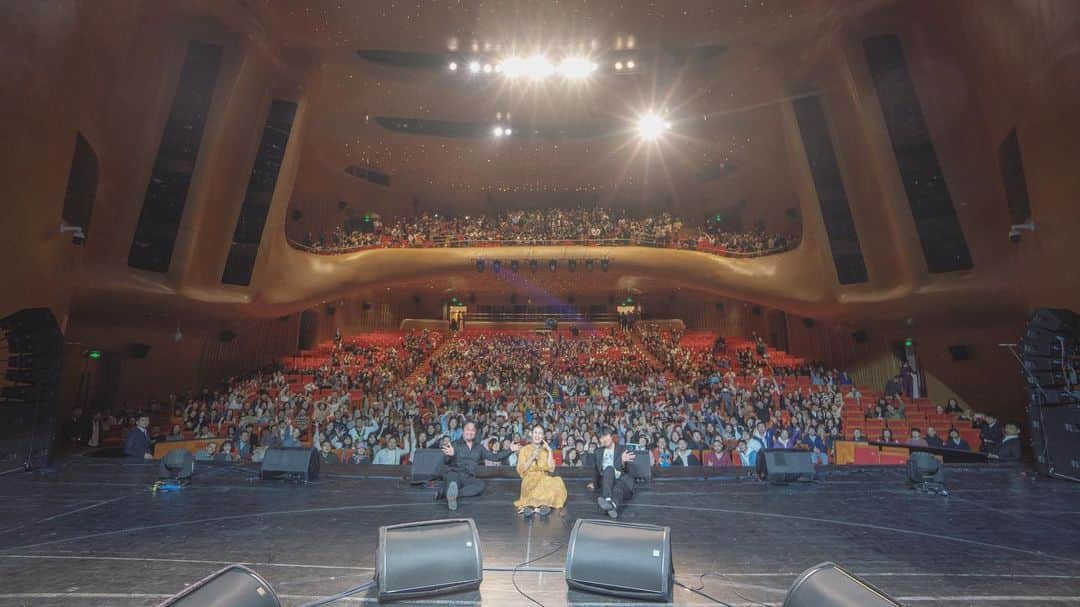 手嶌葵のインスタグラム：「成都公演に来て下さった皆さん、ありがとう。今年の中国ツアーの最終日でした。とっても幸せでした。謝謝&再見！🌹 -Aoi  #手嶌葵 #AoiTeshima #成都 #中国 #ツアー #China #chengdu」