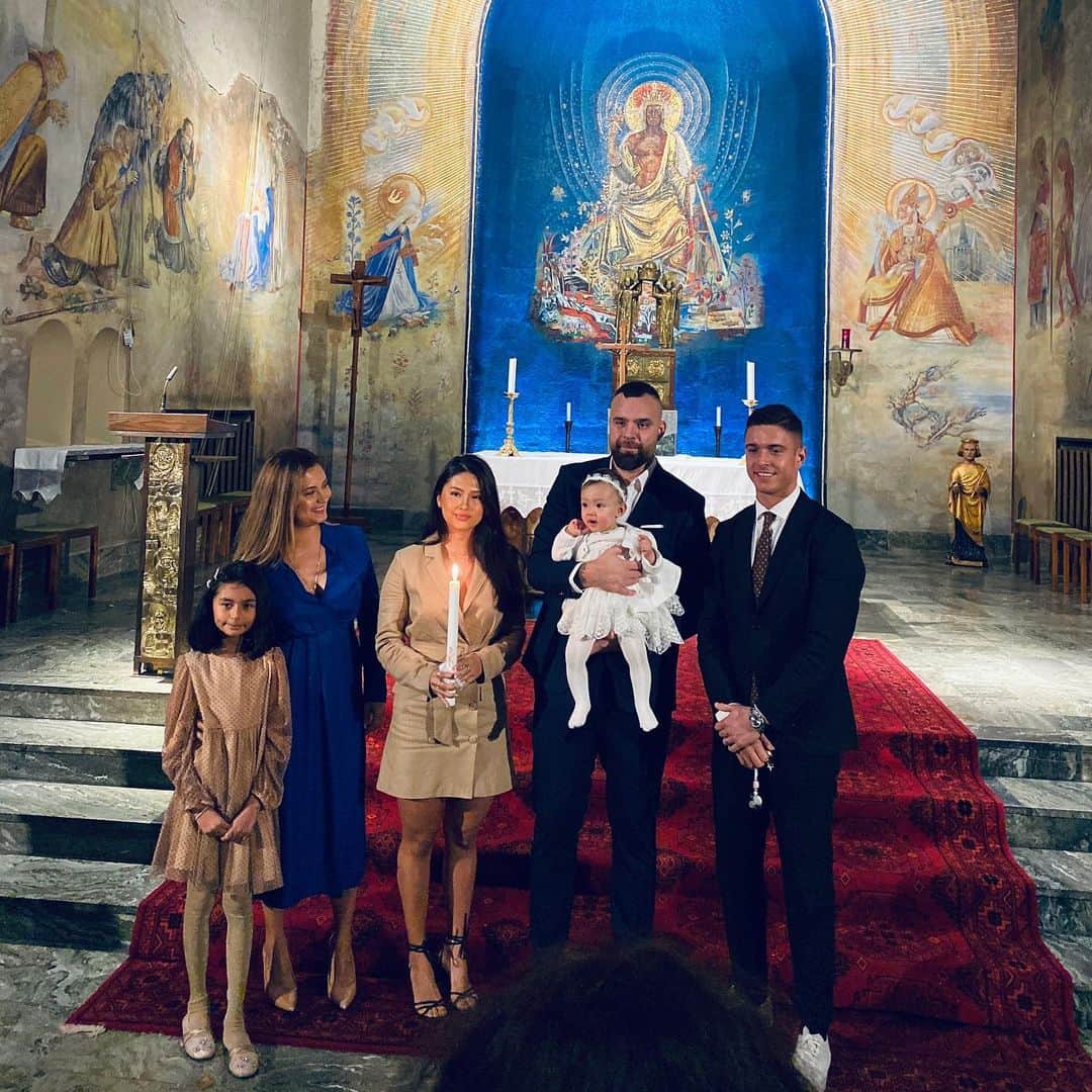 クリストファー・ピーターソンのインスタグラム：「Dop för min älskade guddotter Paola igår, stolt och tacksam över att få vara Padrino till henne. Tack för förtroendet storebror @reggiani99 och amor @andrea_pramirez och tack för en otrolig dag igår! #ilpadrino #lafamilia」