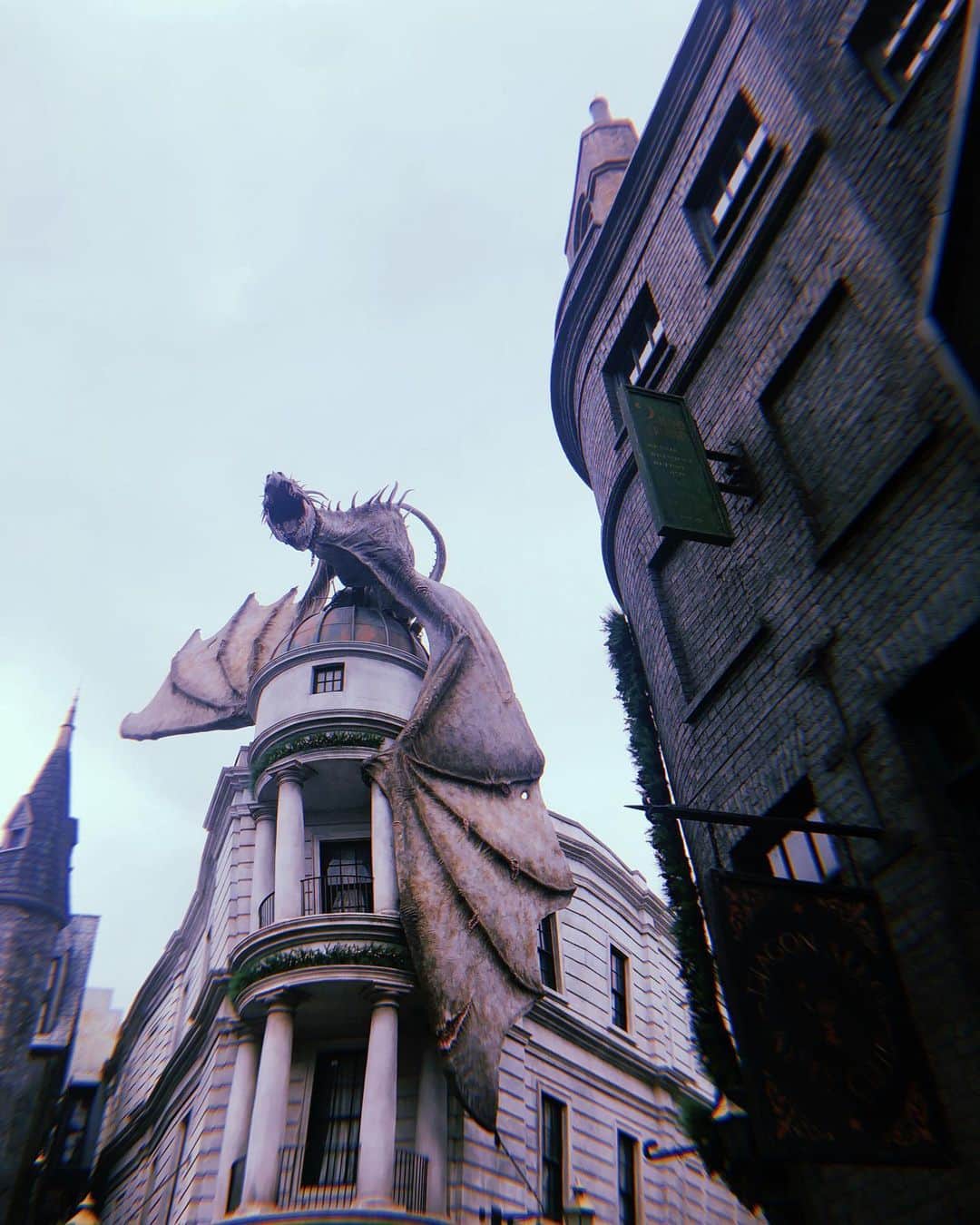 リリー・オルドリッジさんのインスタグラム写真 - (リリー・オルドリッジInstagram)「All my Harry Potter dreams came true @universalorlando 🥳 ButterBeers all around 🍻Who’s been on Hagrid’s ride? It’s AMAZING!!!」11月17日 23時59分 - lilyaldridge