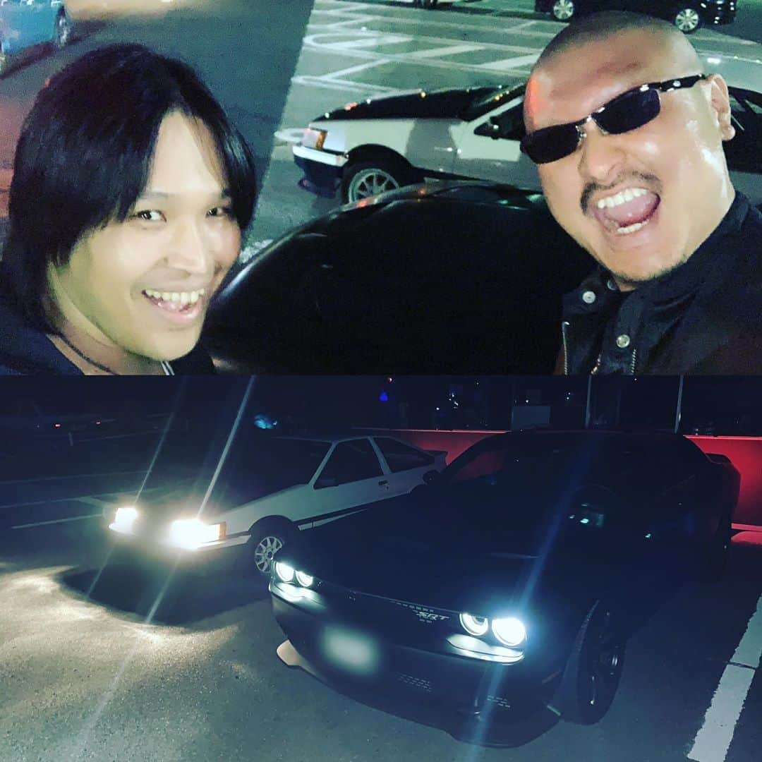 マフィア梶田さんのインスタグラム写真 - (マフィア梶田Instagram)「鶴岡聡さんとドライブ！ レビンとヘルキャットも嬉しそうに戯れていました。  #ハチロクレビン  #dodgehellcat」11月18日 0時00分 - mafia_kajita