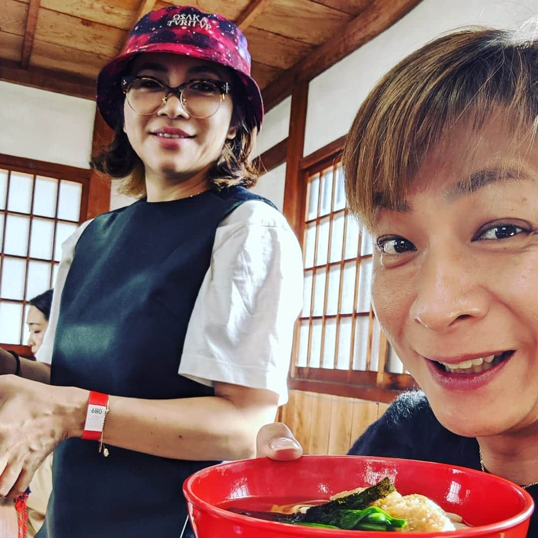 小椋ケンイチ(おぐねー)さんのインスタグラム写真 - (小椋ケンイチ(おぐねー)Instagram)「今回はMEGUMIが主催するトークイベントに誘われ 秋の京都にお呼ばれしました🍁 仏像大好き❤なみうらじゅん氏といとうせいこうさんが 皇室の歴代の位牌を祀ってある 泉涌寺(せんにゅうじ)で仏像から寺の話までスライドを使ってのトークショー🎤 普段は入れないお釈迦様の犬歯が入れてあるお堂の中で行われたのです✨ 令和元年　たくさんの皇室行事の中でもこちらにお参りに来られていて凄いパワーを感じれる場所❢ 2時間に渡る3人のお話は脱線しまくりの楽しいものでした😉笑 本来お寺は人が集まってこうあるべき!!と改めて思わされました❢ みんなで清水寺にも行き副住職に案内され鐘🔔もつかせていただきその合図でのライトアップ✨ 大人の修学旅行です😉笑 ご飯食べて飲みに出て リリーさんチームと合流してと元気な大人ばかりで話が止まりません💫」11月18日 0時03分 - kenichi_ogura