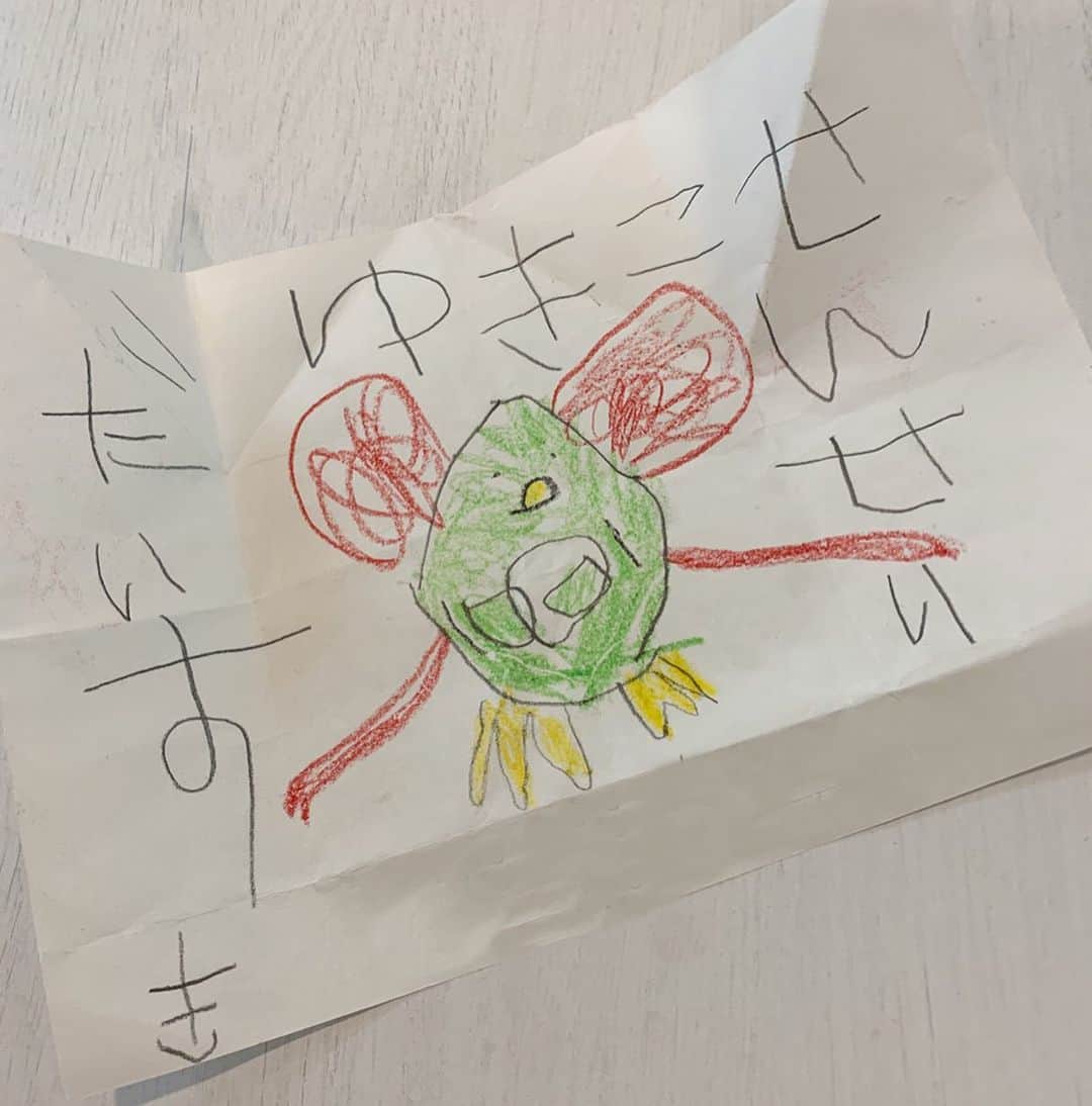 のインスタグラム：「🧚🏻‍♀️💌 4歳の感性の素晴らしさ。 なんの生き物かわからないけど よく見れば見るほど可愛い❤️ ストーリーにアップしたら「すみっこぐらし」だと フォロワーさんに教えて頂き 調べてみると… 一番近いキャラクターはこの２つでした ➡︎2・3枚目🙄 やはり感性が素晴らしい。 . –––––––––––––––––––––––––––––––––––––———— #バレエ #バレエスタジオ #バレエ教室 #ラブレター #すみっこぐらし #ありがとう #thankyou」