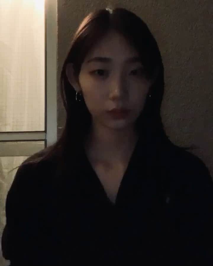 江原杏樹のインスタグラム：「ちょっと失敗な髪伸びてるよ、動画。 黒服で暗くてわかりずらいね。 前髪は伸ばし中だけど、横の長さは鎖骨と胸の間を キープしてます👧🏻#hair」