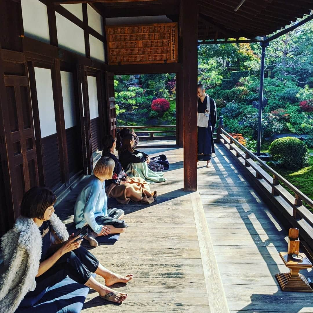 小椋ケンイチ(おぐねー)さんのインスタグラム写真 - (小椋ケンイチ(おぐねー)Instagram)「翌朝は顔パンパンで朝から建仁寺で坐禅!!笑 寝不足もなんのその笑 久しぶりに深い深呼吸をして朝日を浴びて☀ 外の空気と鳥のさえずり🐦を感じながら自分の内側に入っていきます！ 精神を落ち着けて一度空っぽに^_^ ここは祇園のど真ん中!! 坐禅をしに来る人がたくさん訪れる場所です✨ お昼を食べて新幹線🚅へ✨ 東京でスーパー働く人達が京都に集合!! 心の洗濯が出来たから年末まで頑張れるね😉✨ #建仁寺 #座禅」11月18日 0時14分 - kenichi_ogura