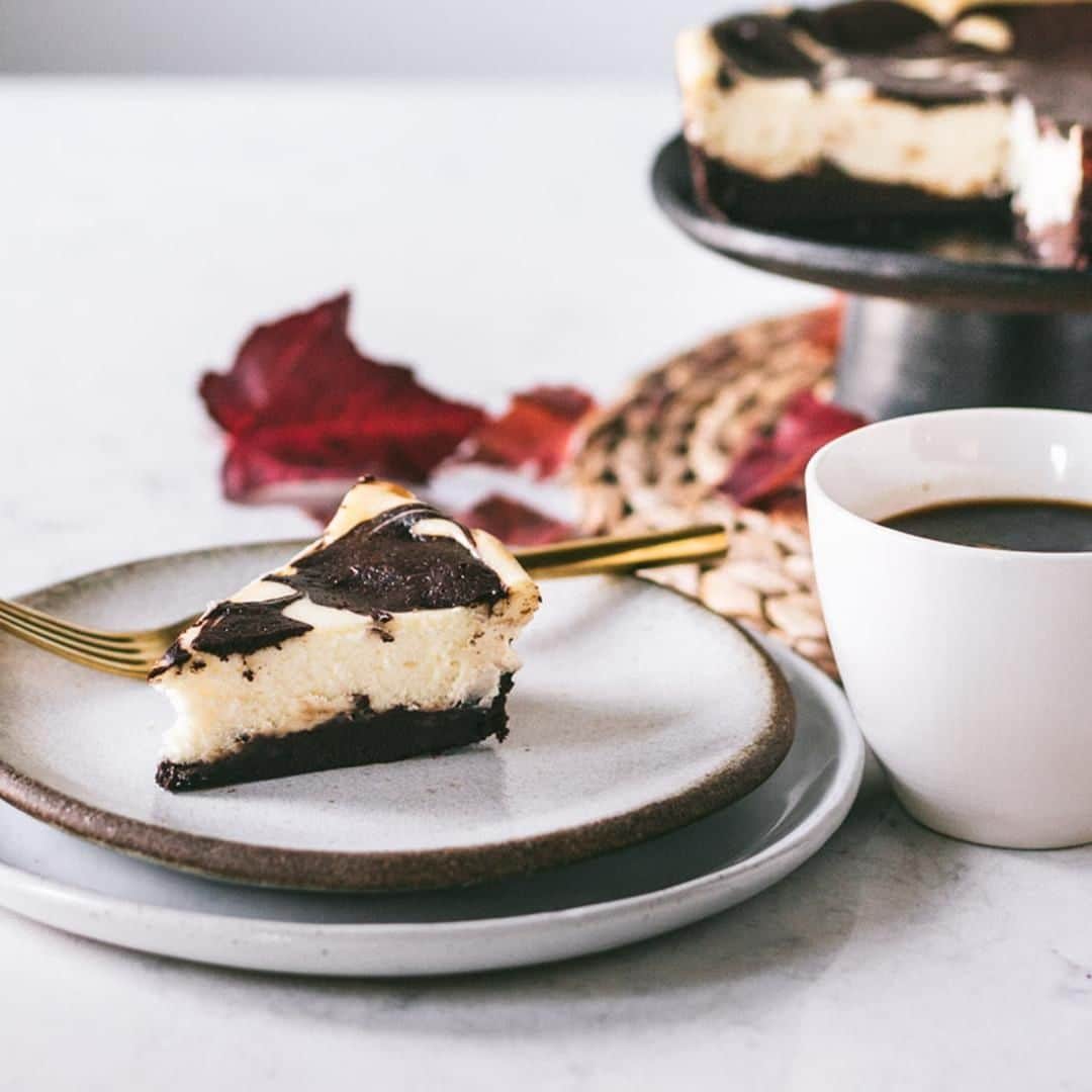 GODIVAさんのインスタグラム写真 - (GODIVAInstagram)「Putting a swirl on top of #SweetSunday this week. Head to your local baking aisle to give our Premium Brownie Cheesecake Swirl Baking Mix as a gift this holiday season. 📷: @oliveandartisan」11月18日 0時11分 - godiva