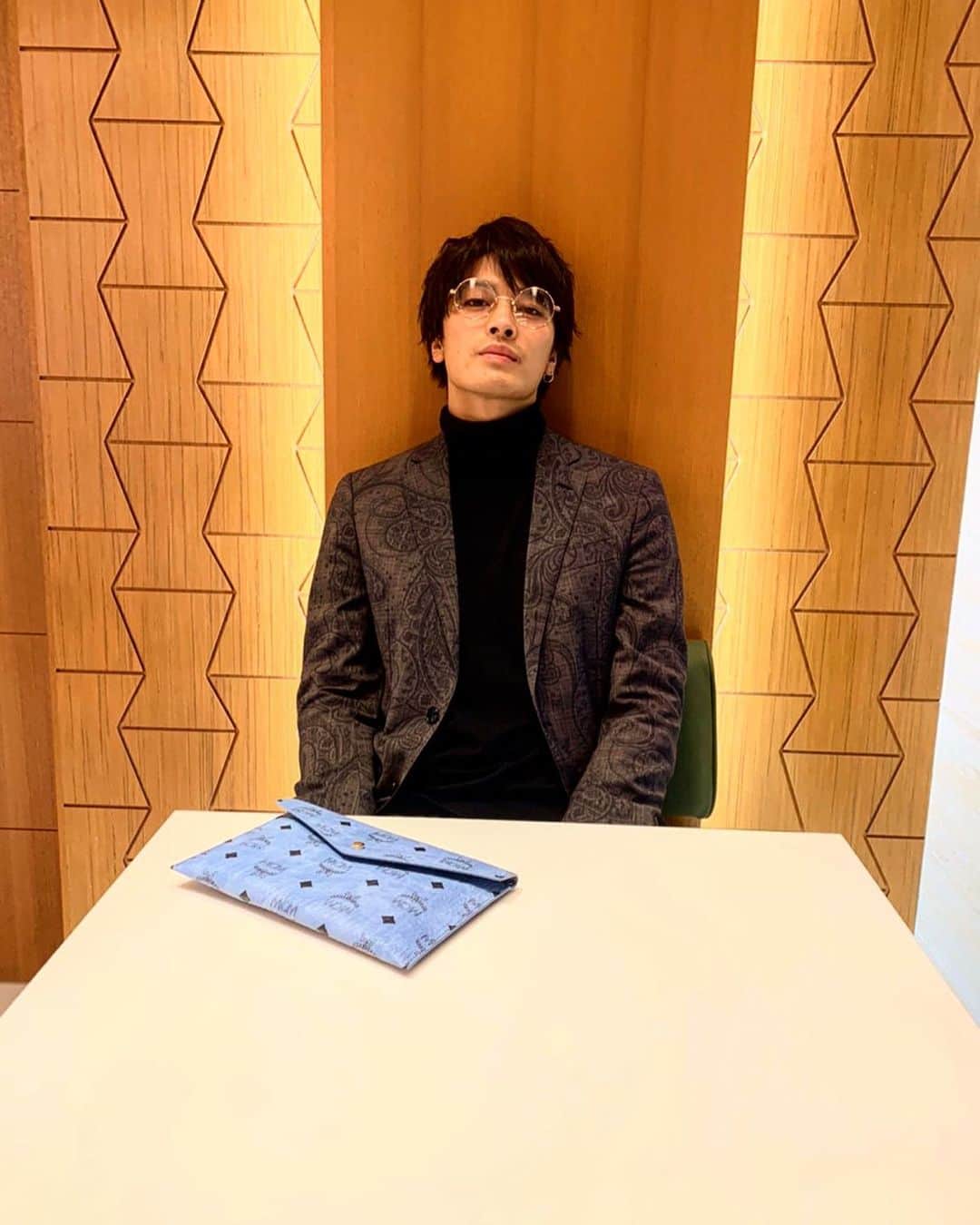 のインスタグラム：「スーツが似合う為の 身体作りと男磨き🤵🏋🏼‍♂️🔥 #suit#fashion#code #スーツ#メガネ男子 #ファッション#お洒落 #mcm#etro #トレーニング#筋トレ#workout#ジム」
