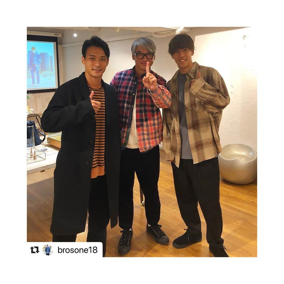 田中順也さんのインスタグラム写真 - (田中順也Instagram)「@brosone18 大曽根さん本当にありがとうございます😊  @shunki_takahashi  @ataruesaka10  優勝おめでとう㊗️ #Repost @brosone18 with @make_repost ・・・ 先日、当店でサングラスを発売して瞬く間に完売した @ceueu.japan の展示会へ  有言実行な2人のブランド @ceueu.japan  想いを思いのままだけじゃなく、ちゃんと行動してカタチにしていることが素晴らしいんです！ 型数はまだ多くはないですが、モノ作りには妥協なくTJの拘りが垣間見られ感心させられました。 これからがホント楽しみです！  そしてタイミングよく、J2チャンピオンチーム我らが柏レイソルのお洒落なこのお二方もセウエウをしっかりチェックしてました☀️ 改めて  @shunki_takahashi  @ataruesaka10  優勝おめでとうございます㊗️🏆 . . サッカーとファッションを繋げたパイオニアの @kiyonaga_soph さんの足元には全然及びませんが、柏レイソルとファッションをほんのちょっとだけ繋げてると思い込んでる私としてはw @ceueu.japan これからも頑張ってほしいです！ もちろん本職のサッカーも！！ 来年は敵チームですから🔥  #ceueu  #ヴィッセル神戸 #田中順也 #柏レイソル #高橋峻希 #江坂任」11月18日 0時15分 - junyatanaka18