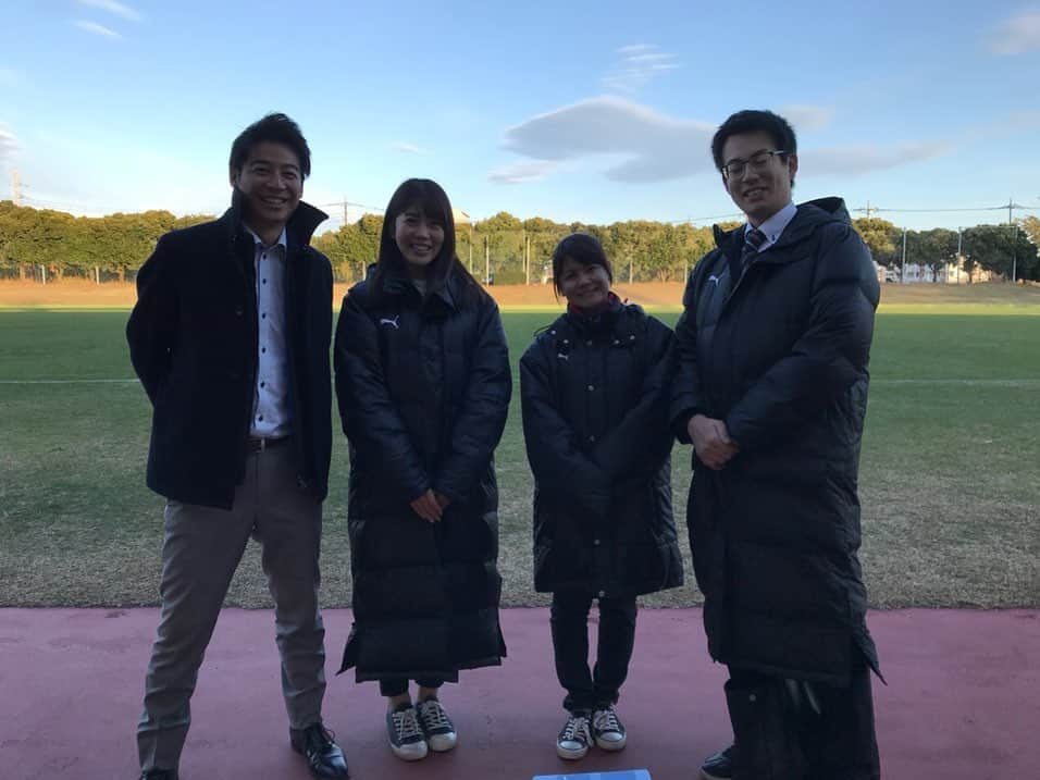 飯野詩帆さんのインスタグラム写真 - (飯野詩帆Instagram)「全国高校サッカー選手権大会群馬県予選 準決勝のベンチリポーターを 担当させていただきました！ ・ ・ 嬉し涙、悔し涙。 いろんな感情が交錯したと思います。 でもそれは、精一杯やりきったからこそ。 ・ チームMTGでは、 「悔いを残すな！」という言葉が多く聞かれました。 文字にすると当たり前のようですが その言葉の裏には 色んな意味が込められているように思います。 ・ 今日の経験をした選手達は きっとこの先どんなことにも 全力で挑むことができるんだろうな。 ・ 私も選手達の凛々しい姿を目の前に 始まる前から泣きそうになってしまい… 最終的に堪えきれなかった… 私はまだまだです… ・ 練習から取材をさせていただき 選手達から沢山のことを学びました。 ありがとうございました✨ ・ ・ 【高校サッカー選手権大会県予選 決勝 生中継】 11月24日(日)10:10キックオフ 前橋育英vs健大高崎 ・ ・ 決勝も是非ご覧ください！ ・ #群馬テレビ #3ch #高校サッカー #選手権 #中継 #アナウンサー #ベンチリポーター #準決勝 #前橋育英 #桐生第一 #健大高崎 #高経大附属 #皆さんありがとうございました #⚽️ #写真は #実況とリポーター #撮影は #fmぐんま #大津アナありがとう🌟」11月18日 0時18分 - shiho.1180