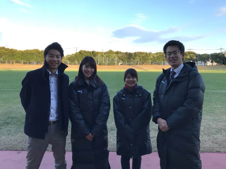 のインスタグラム：「全国高校サッカー選手権大会群馬県予選 準決勝のベンチリポーターを 担当させていただきました！ ・ ・ 嬉し涙、悔し涙。 いろんな感情が交錯したと思います。 でもそれは、精一杯やりきったからこそ。 ・ チームMTGでは、 「悔いを残すな！」という言葉が多く聞かれました。 文字にすると当たり前のようですが その言葉の裏には 色んな意味が込められているように思います。 ・ 今日の経験をした選手達は きっとこの先どんなことにも 全力で挑むことができるんだろうな。 ・ 私も選手達の凛々しい姿を目の前に 始まる前から泣きそうになってしまい… 最終的に堪えきれなかった… 私はまだまだです… ・ 練習から取材をさせていただき 選手達から沢山のことを学びました。 ありがとうございました✨ ・ ・ 【高校サッカー選手権大会県予選 決勝 生中継】 11月24日(日)10:10キックオフ 前橋育英vs健大高崎 ・ ・ 決勝も是非ご覧ください！ ・ #群馬テレビ #3ch #高校サッカー #選手権 #中継 #アナウンサー #ベンチリポーター #準決勝 #前橋育英 #桐生第一 #健大高崎 #高経大附属 #皆さんありがとうございました #⚽️ #写真は #実況とリポーター #撮影は #fmぐんま #大津アナありがとう🌟」
