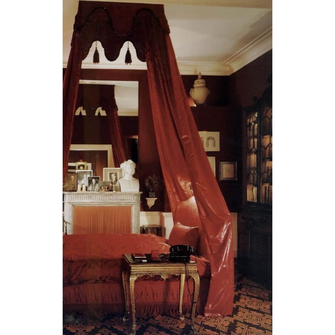 のインスタグラム：「Bedroom designed by David Hicks at The Albany, London.⁠ .⁠ .⁠ .⁠ .⁠ .⁠ .⁠ #davidhicks #adamlippes #thealbany #london #newyorkfashion #nycfashion #fashion #interior #interiordesign #thealbany #london #fashiondesigner #details #womenswear #womensfashion #style #styling #designer #design #architecture #photography #travel #luxury #lifestyle #lookbook #decor」